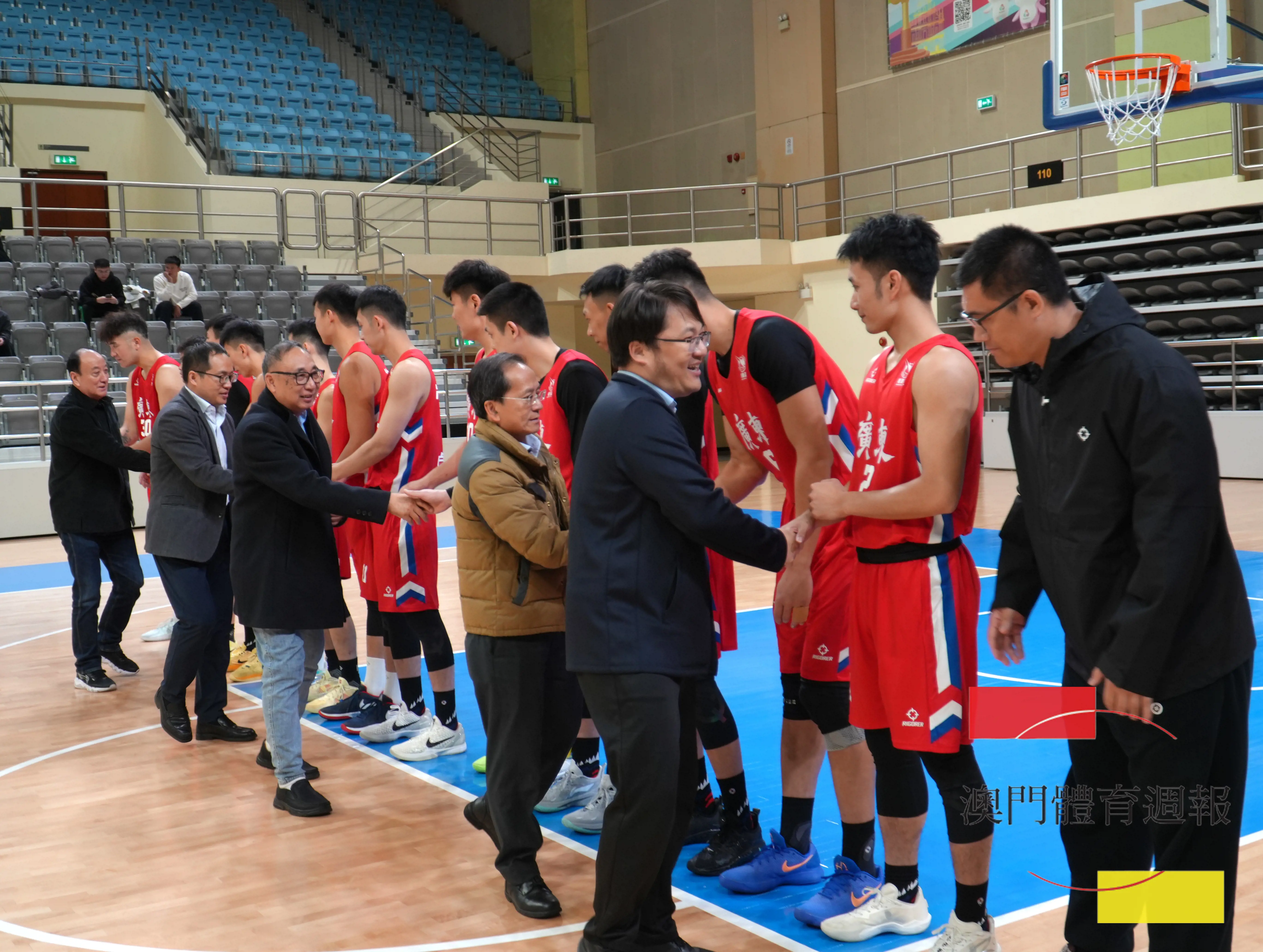 賽前嘉賓與兩隊聯球員進行握手禮.JPG