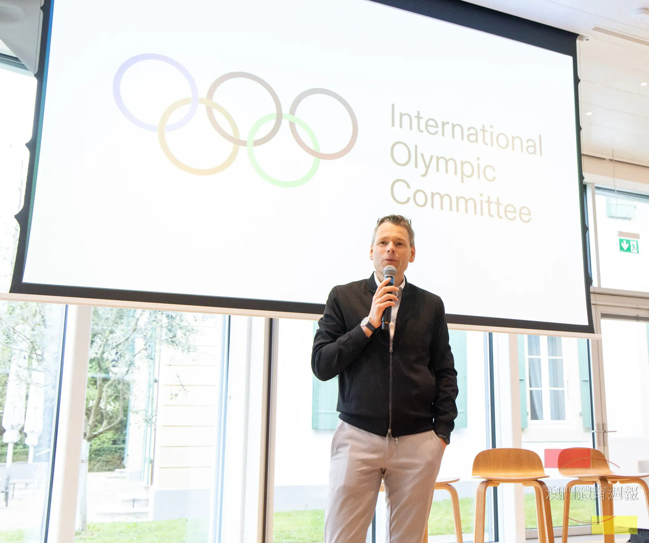 國際奧委會傳媒總監高爾向記者介紹奧運會記者證申請事宜.jpg