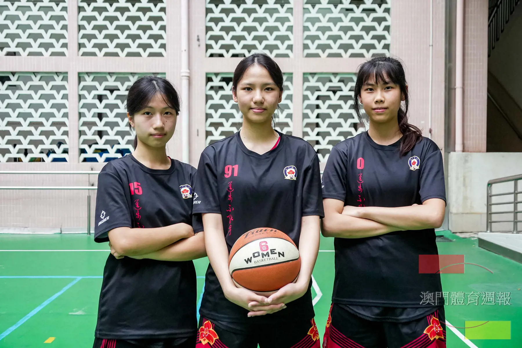 鏡平女籃（左起）雷凱婷、黃芷彥、楊樂欣藉籃球運動詮釋永不言敗精神.jpg