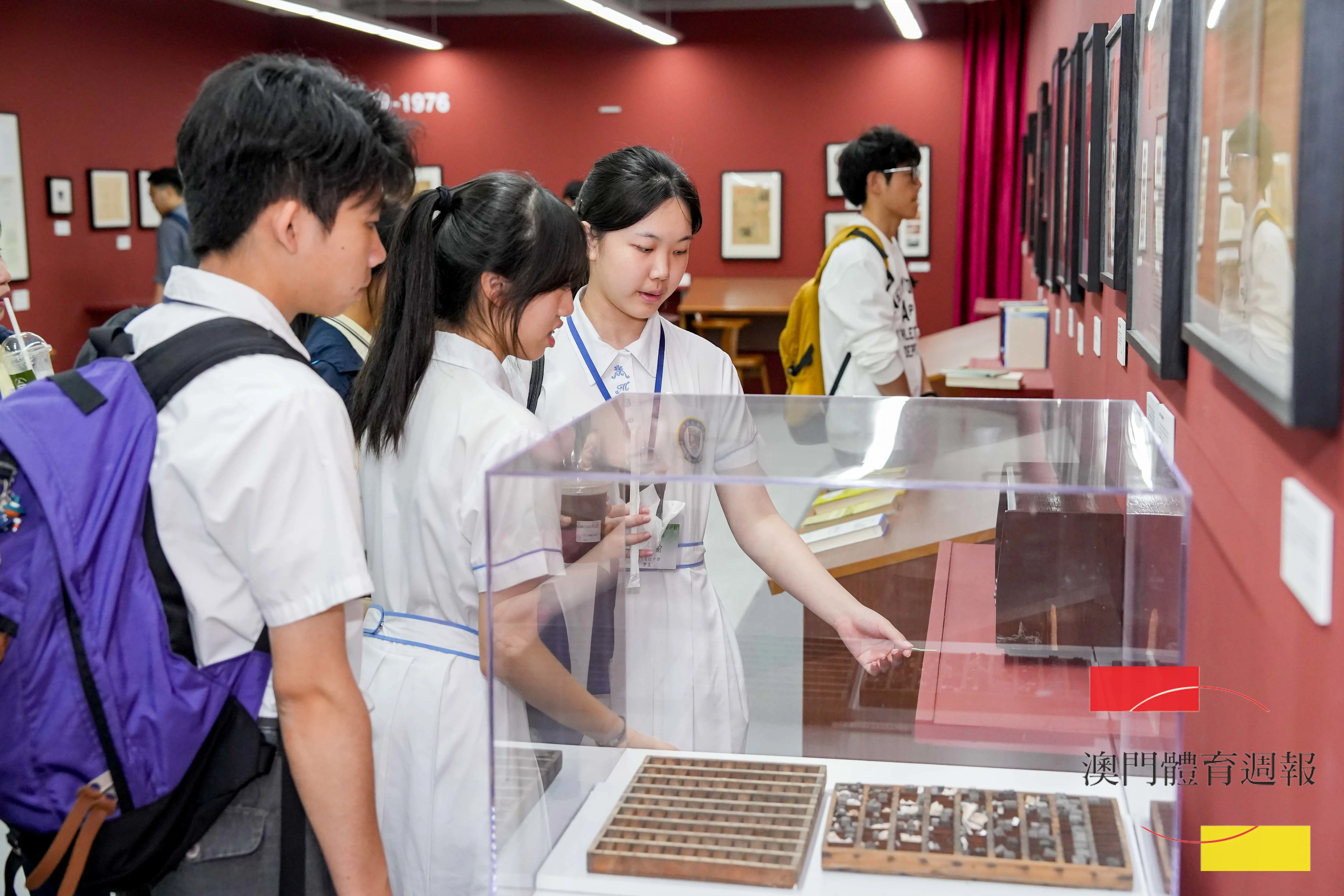 參觀復旦大學院史文獻展.jpg