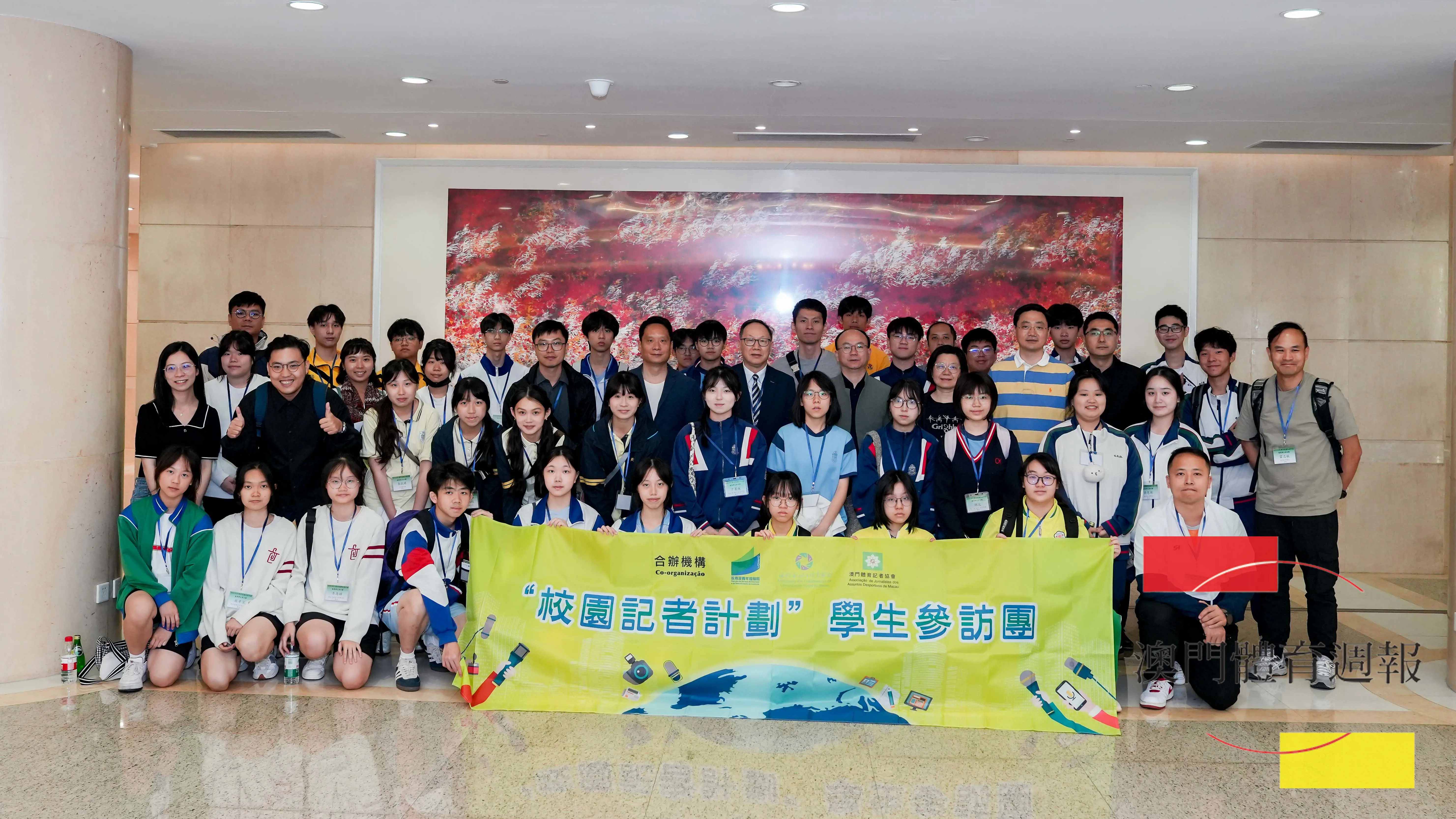 參訪團於上海報業集團合影.jpg