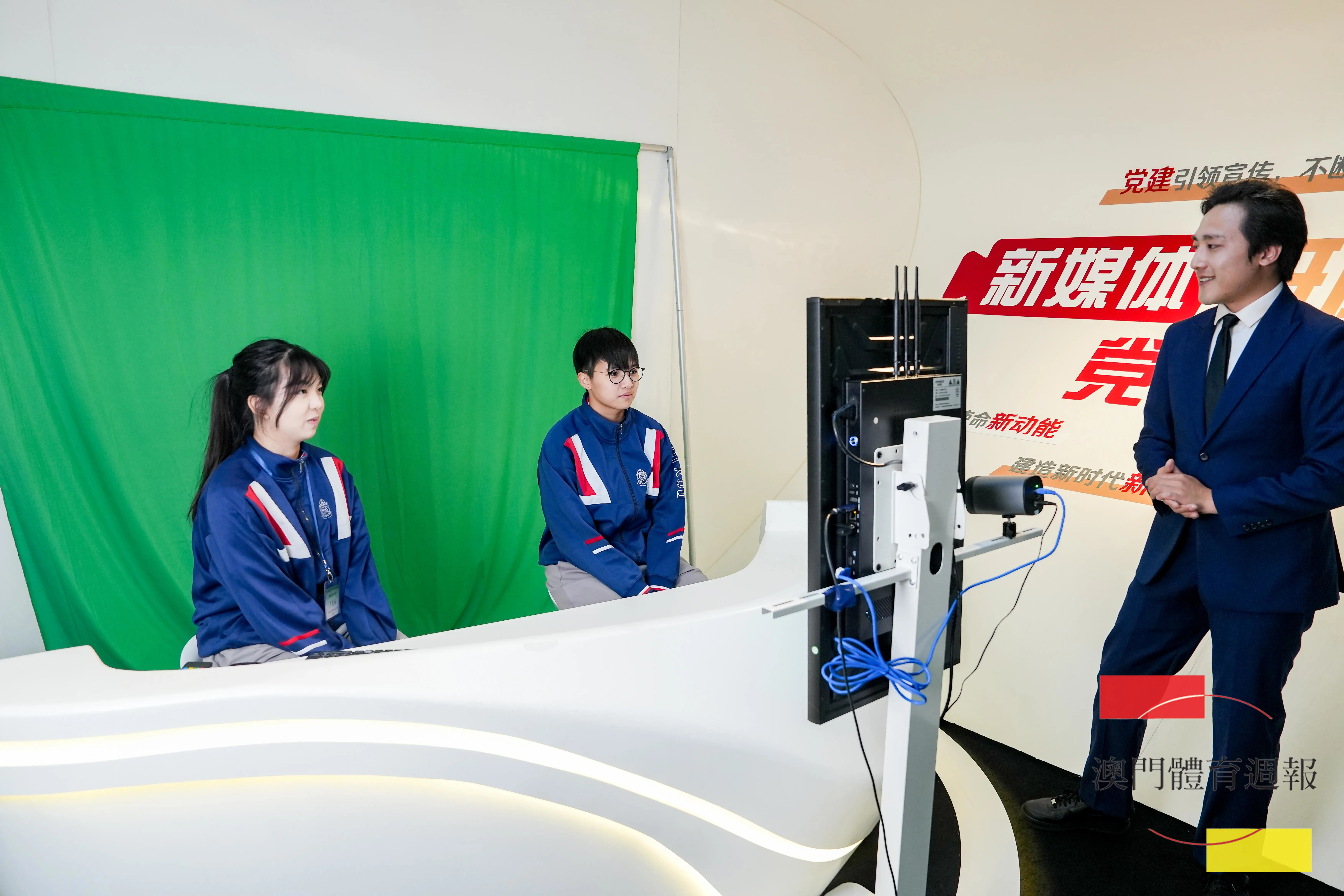 學生進行網上直播體驗.jpg