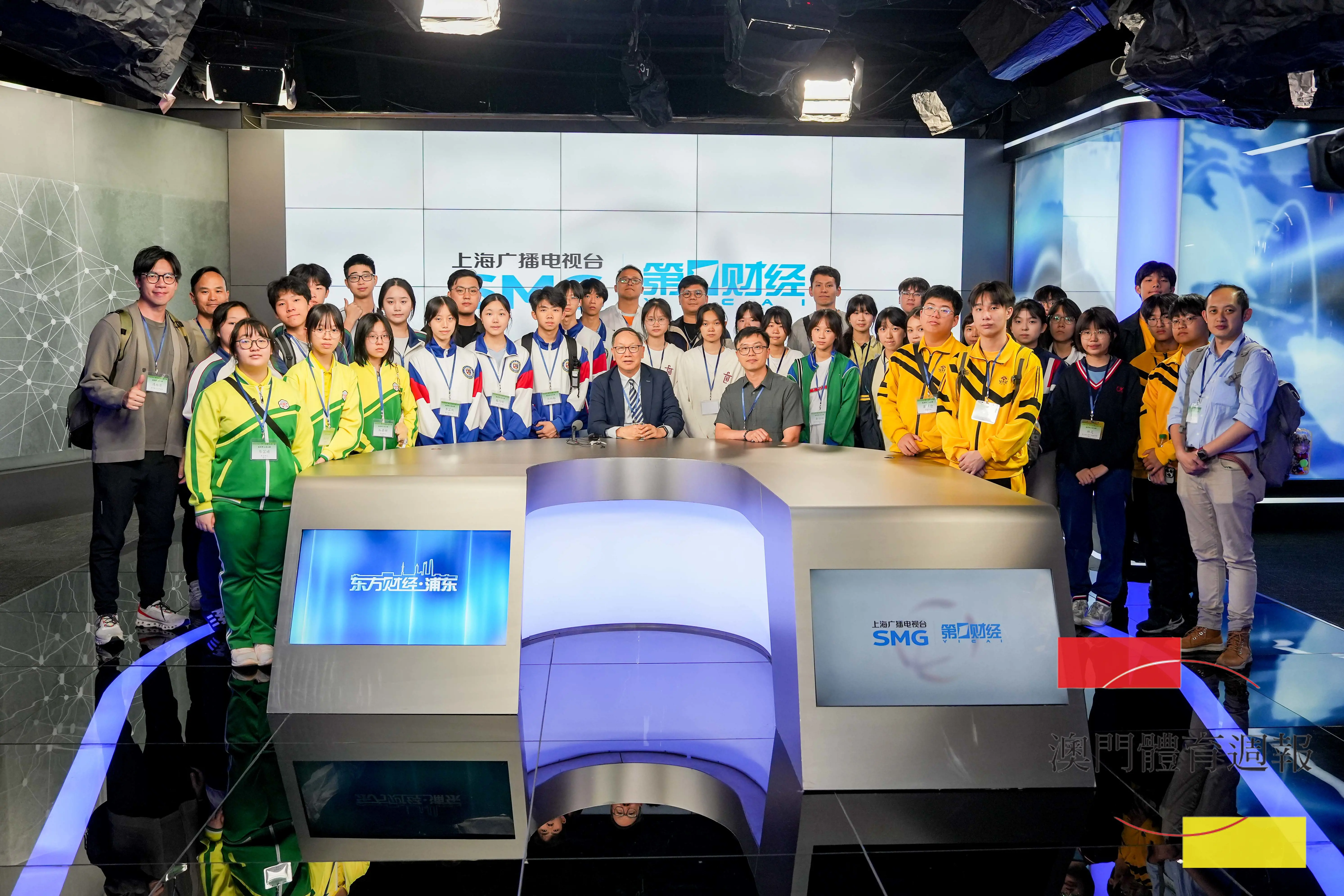 於上海廣播電視台第一財經演播室留影.jpg