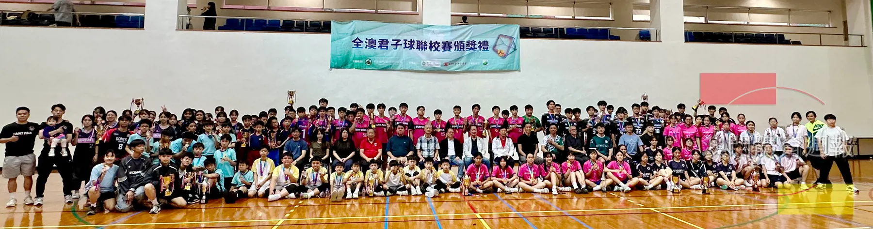 嘉賓與運動員合影.jpg