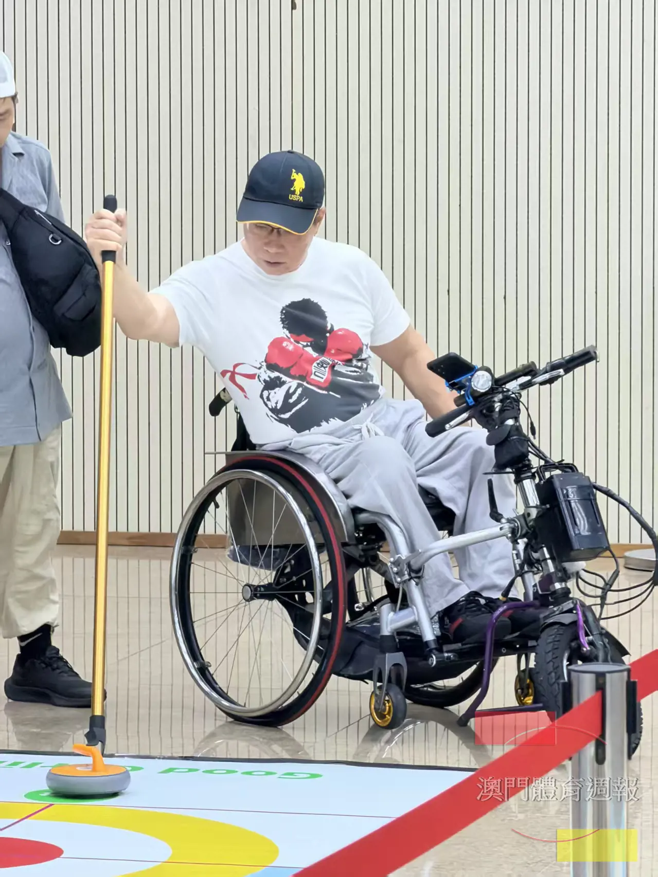 輪椅使用選手熟練操控器具完成投擲動作.jpg