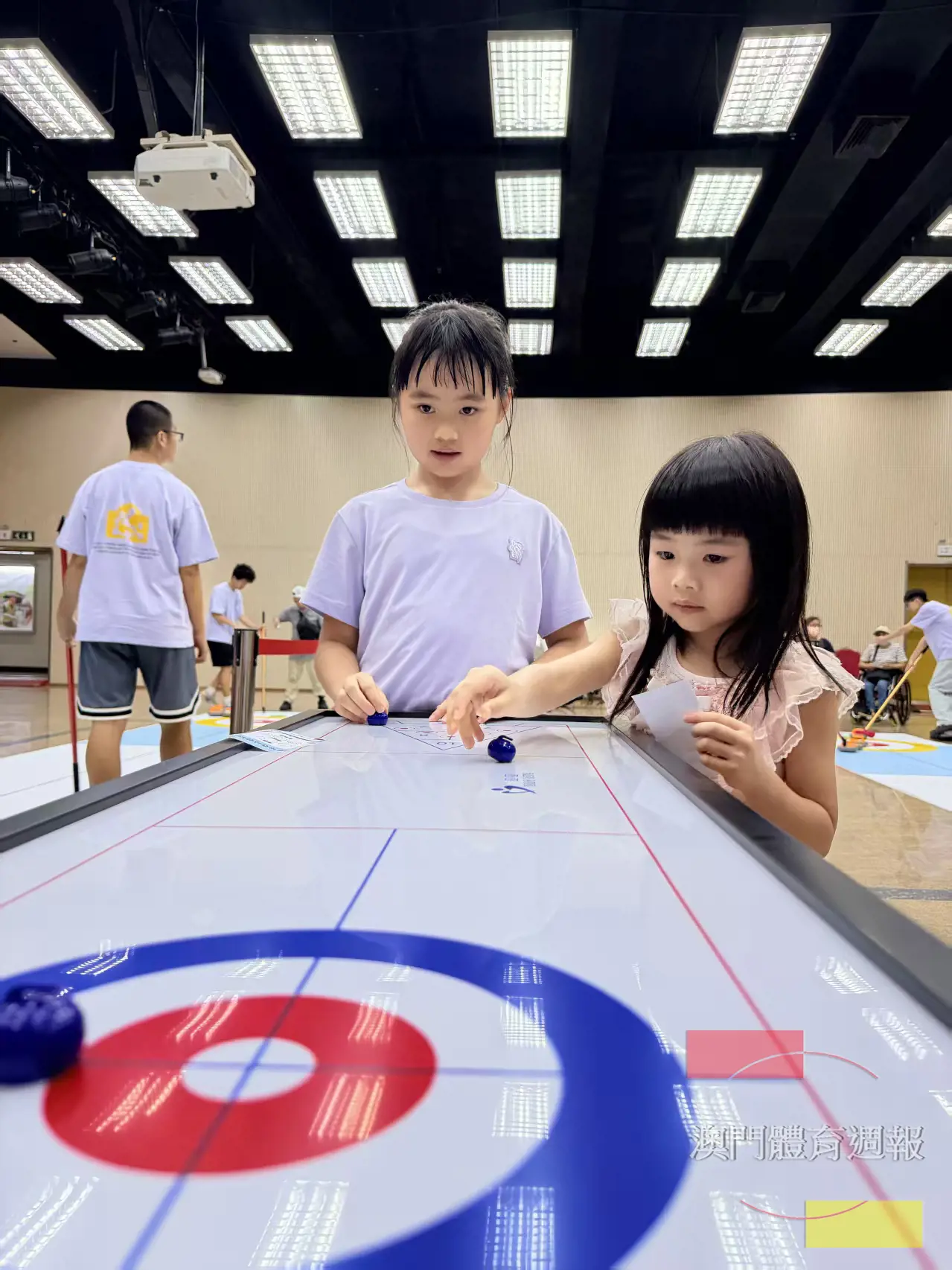 迷你桌面地壺球亦適合小朋友參與.jpg