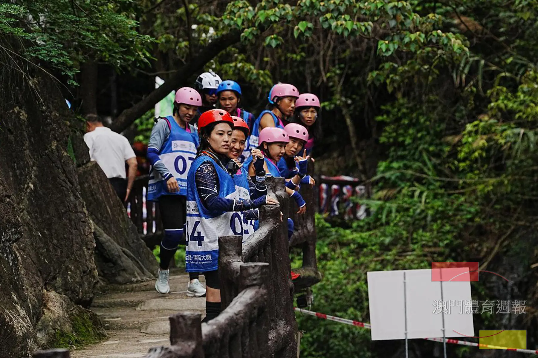 成員於全國首創的溪降·漂流比賽前研究路線和策略.jpg