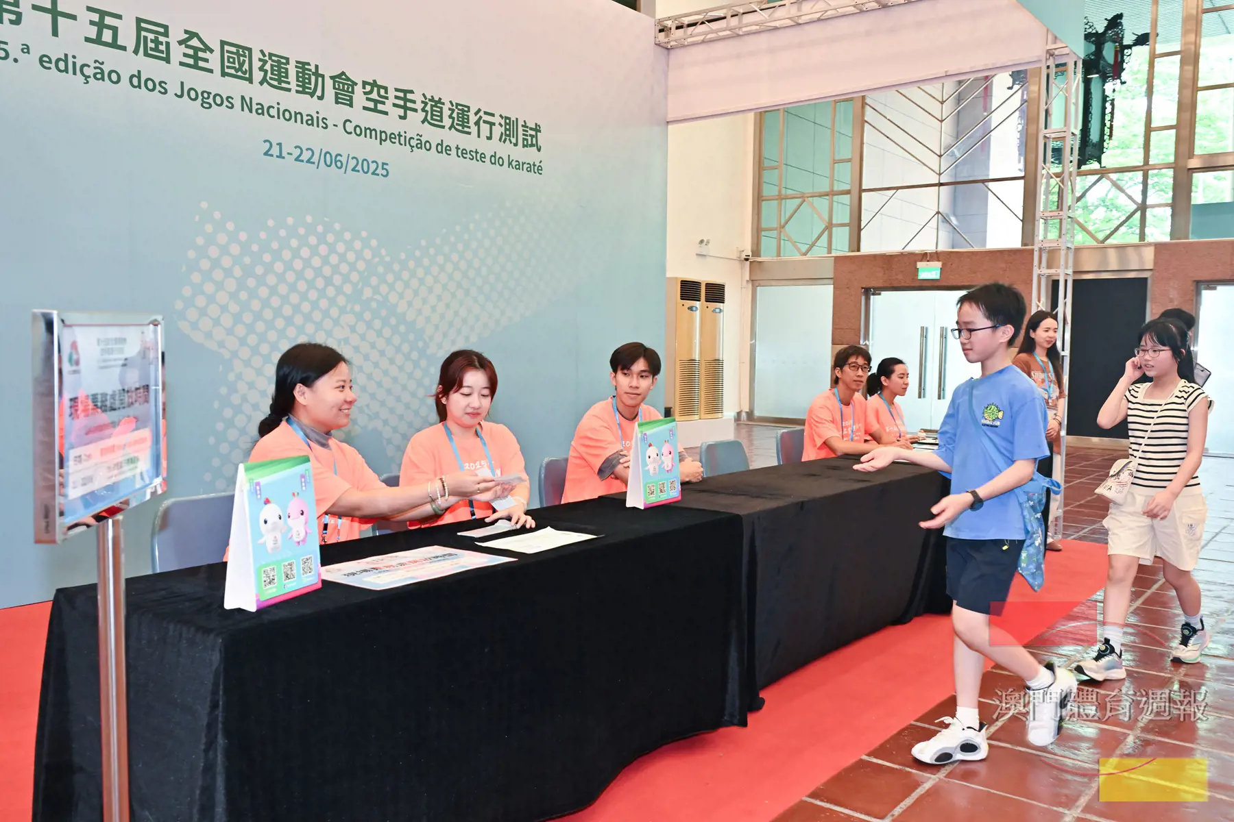 志願者積極投入工作.jpg