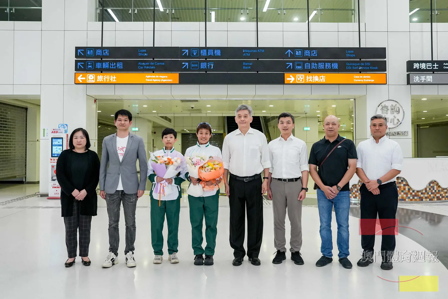 社文司司長代表黃有力、體育局局長張子軒等祝賀許朗凱旋歸澳.jpg