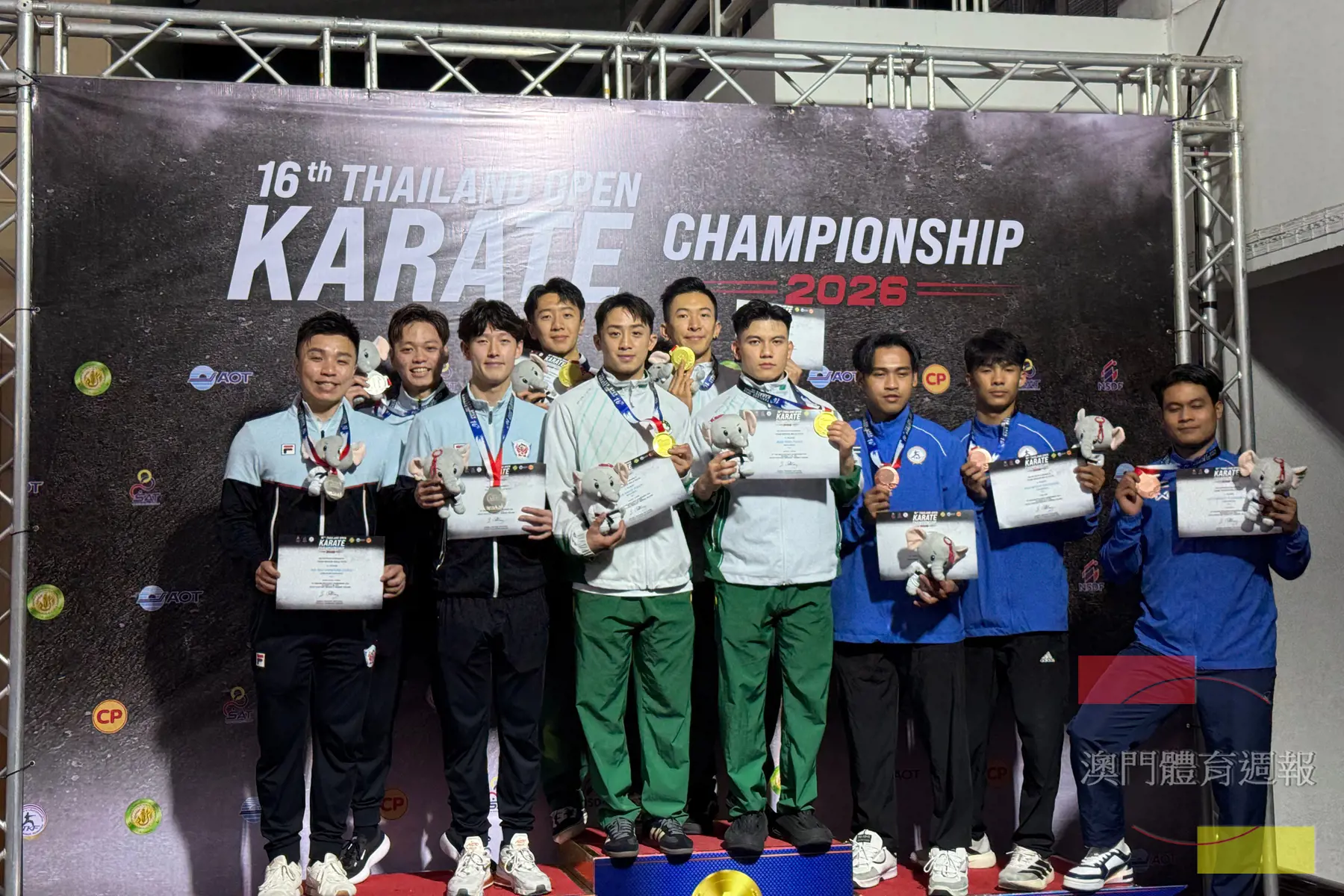 澳門男子團體型隊伍（冠軍台階左起鄭泀珞、郭建恆、鄭沘珞、方文浩）成功登頂.jpg