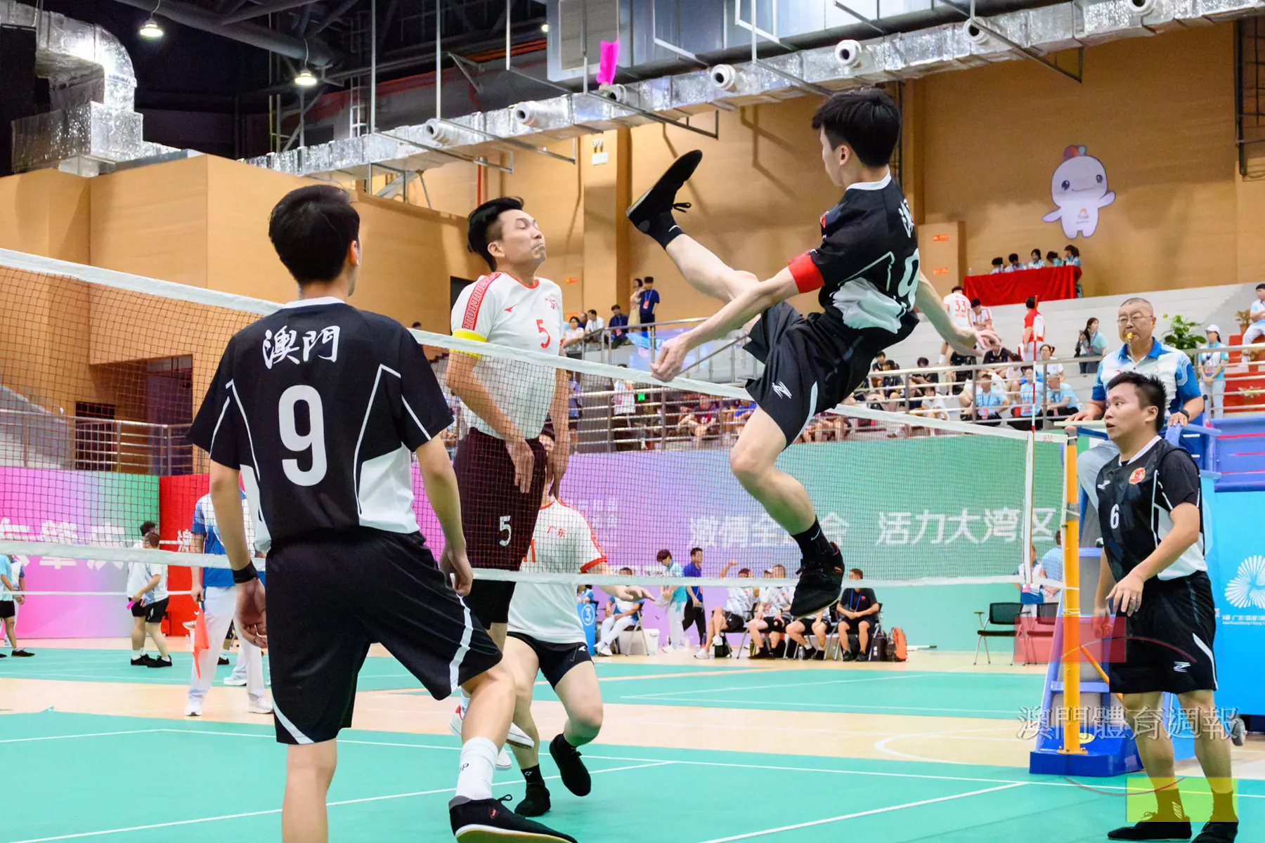 工聯體委會毽球隊在小組賽全力爭勝.jpg