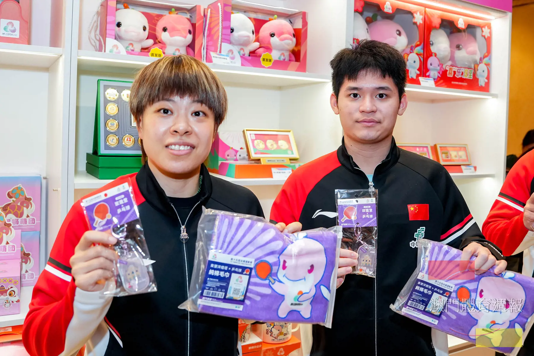 王藝迪及林詩棟選購乒乓球主題商品2.jpg