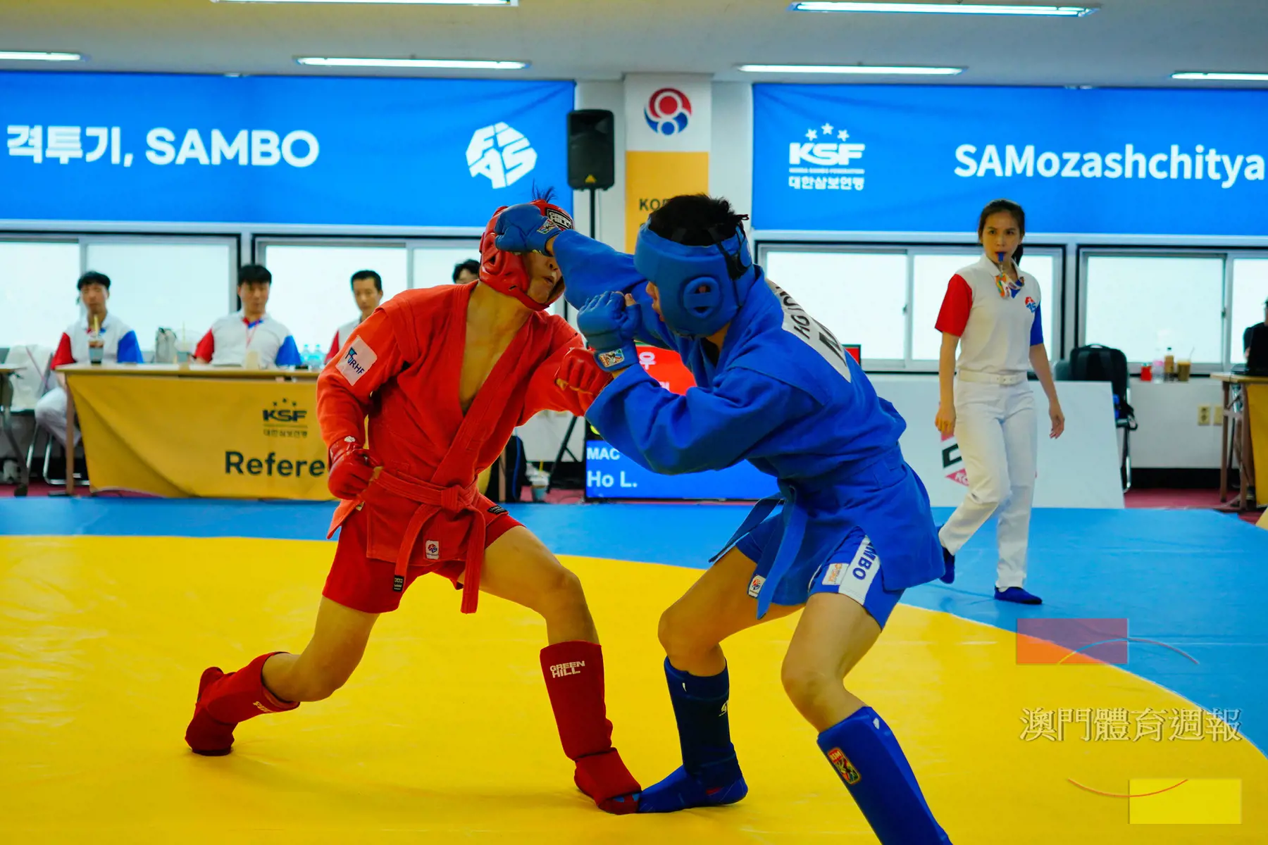 桑搏選手在場上激烈較勁.jpg