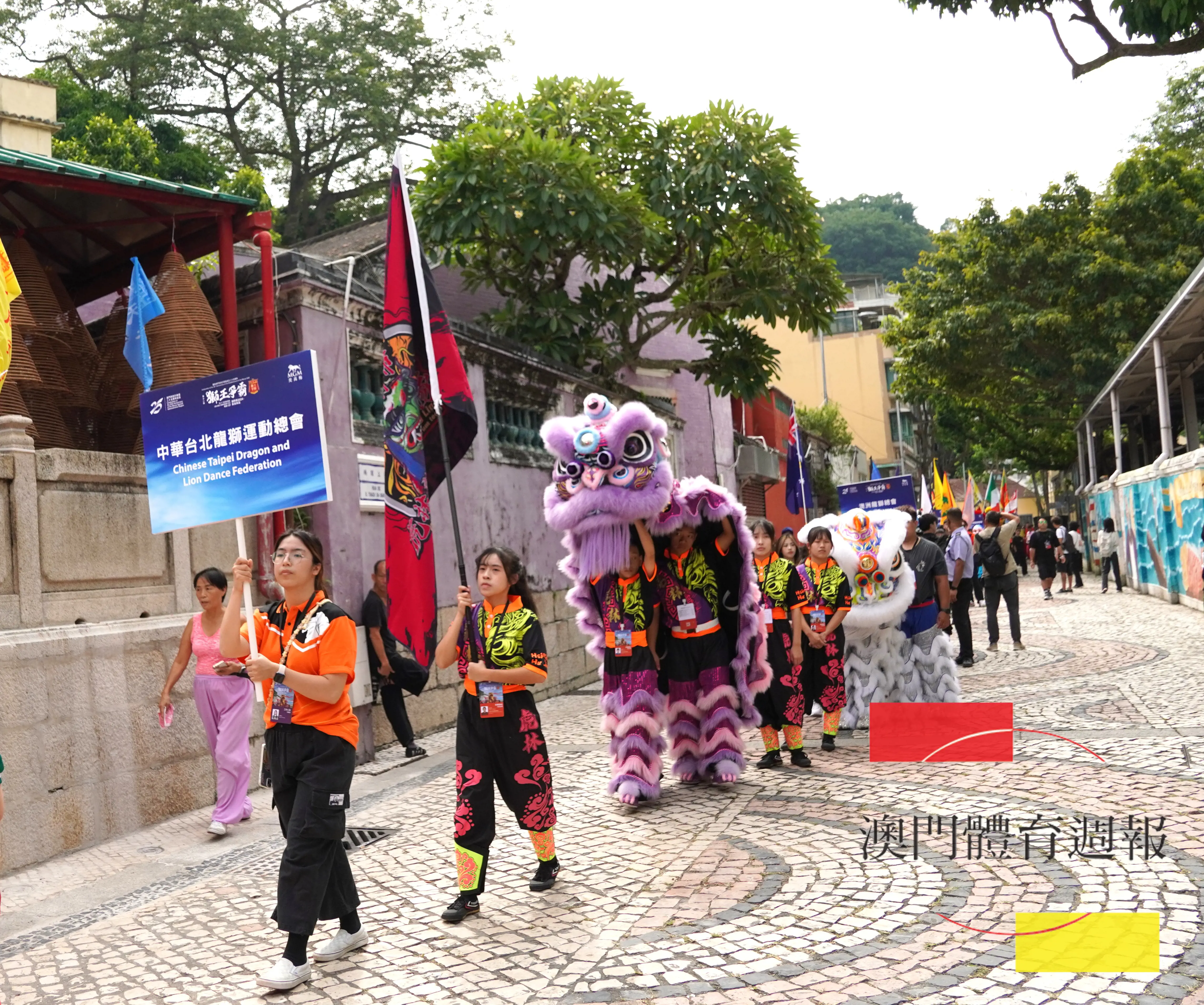 各參賽隊伍浩浩蕩蕩，由媽閣交通樞紐巡遊至媽閣廟前地。.JPG