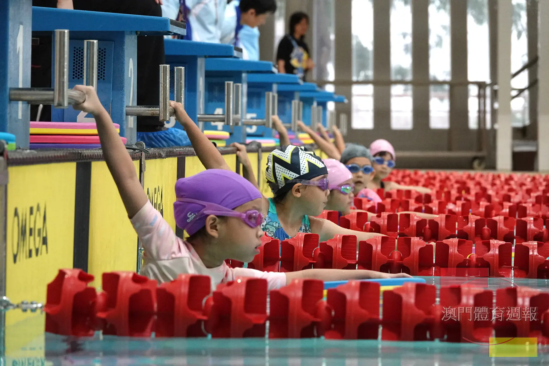 小年齡組運動員精神抖擻蓄勢待發.jpg