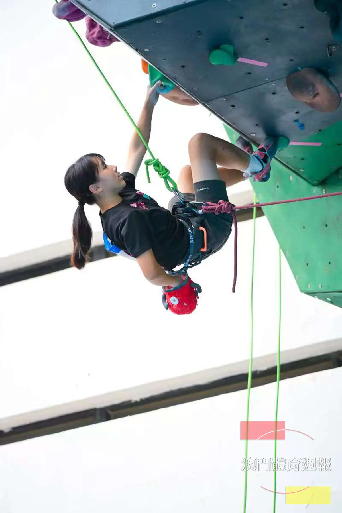 女子青年組冠軍黃子恩.jpg