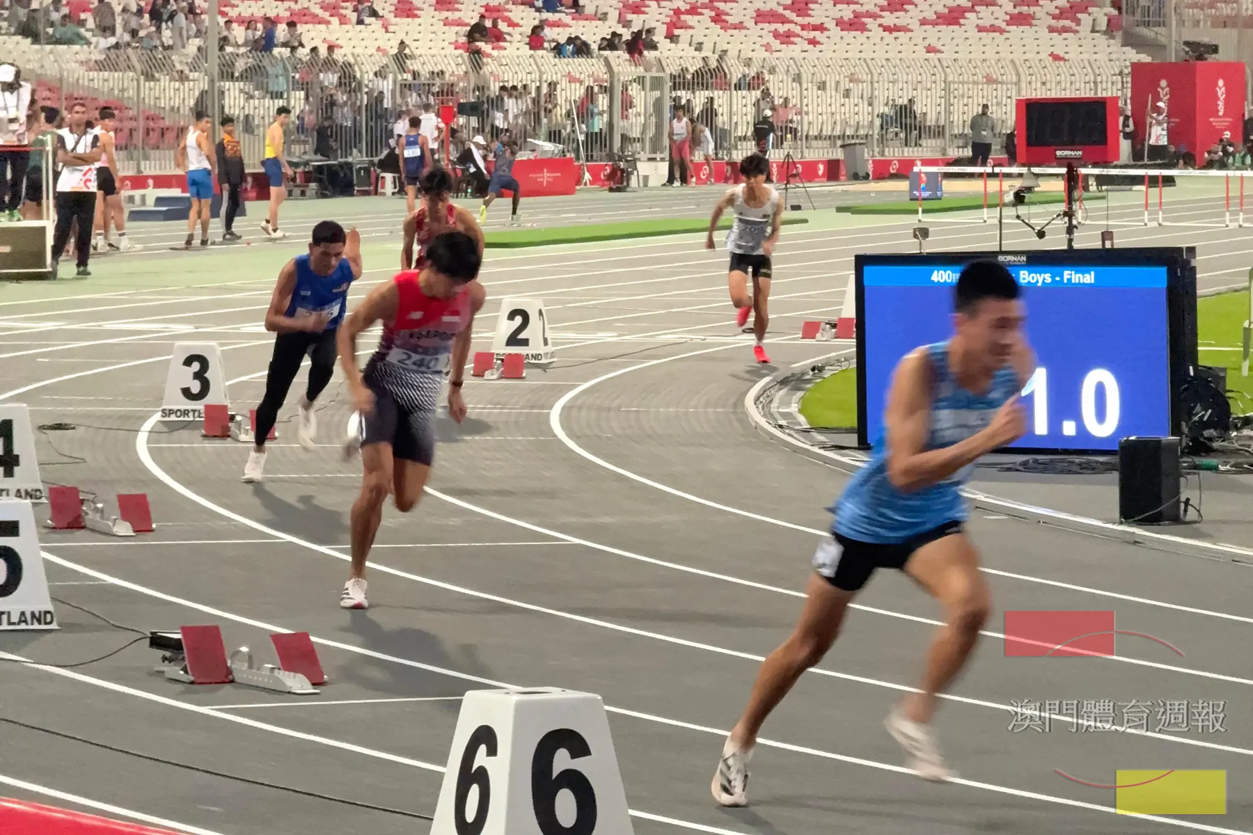 黃逸軒(第一線)於男子400米跨欄賽事決賽A.jpeg