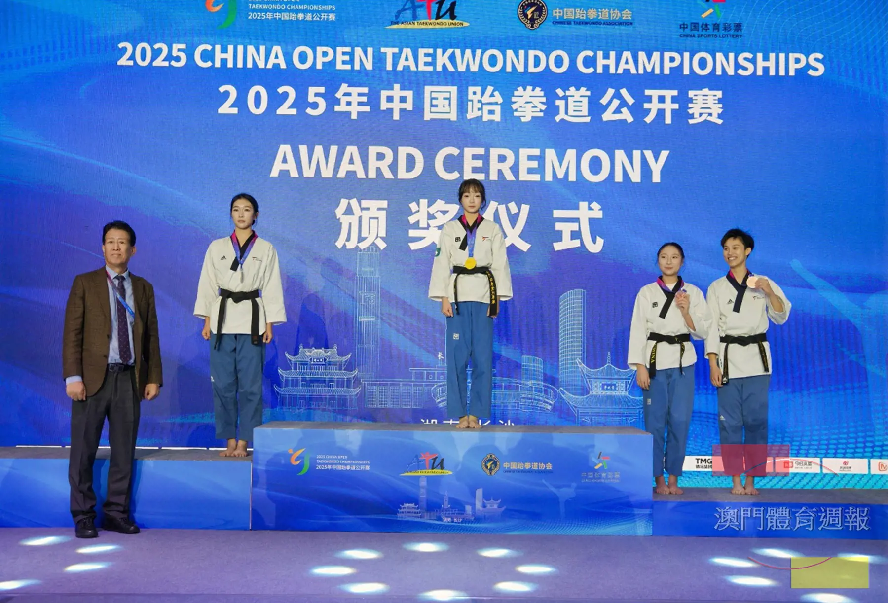 劉懿瑩（中）在女子個人公認品勢賽摘金.jpg