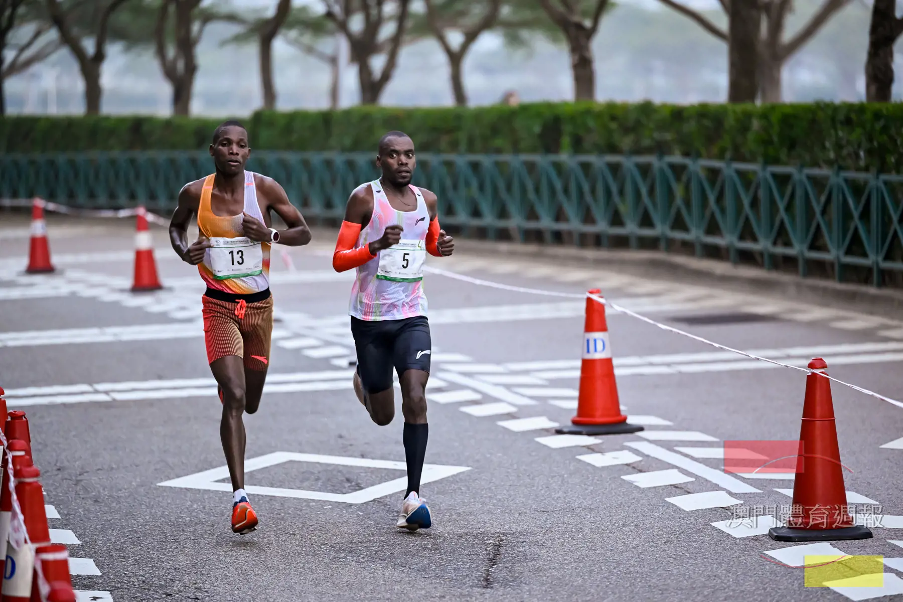 肯尼亞選手杰志釗(左)奪得馬拉松男子組桂冠.jpg