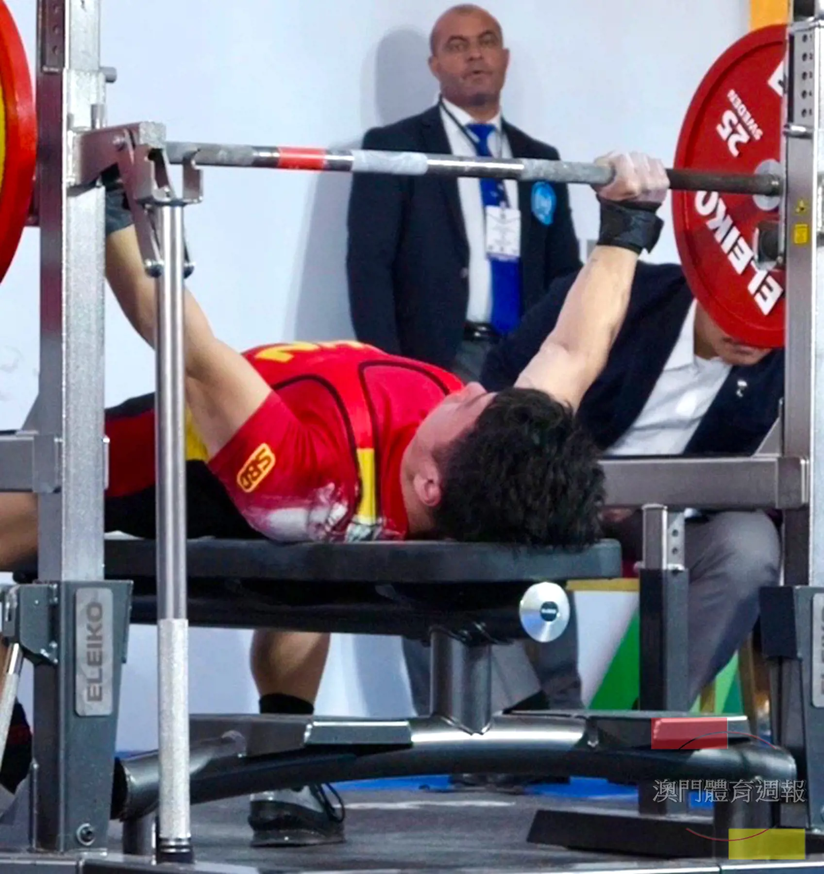 楊晚亭在賽事中進行臥推項目.jpeg