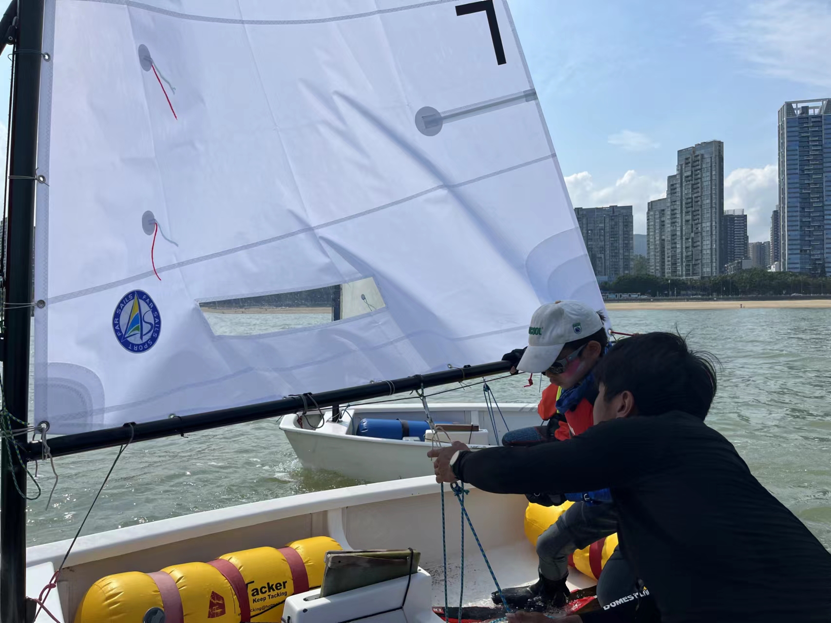 珠海教練在水上指導本澳運動員鄧梓言控帆正確方法.jpg