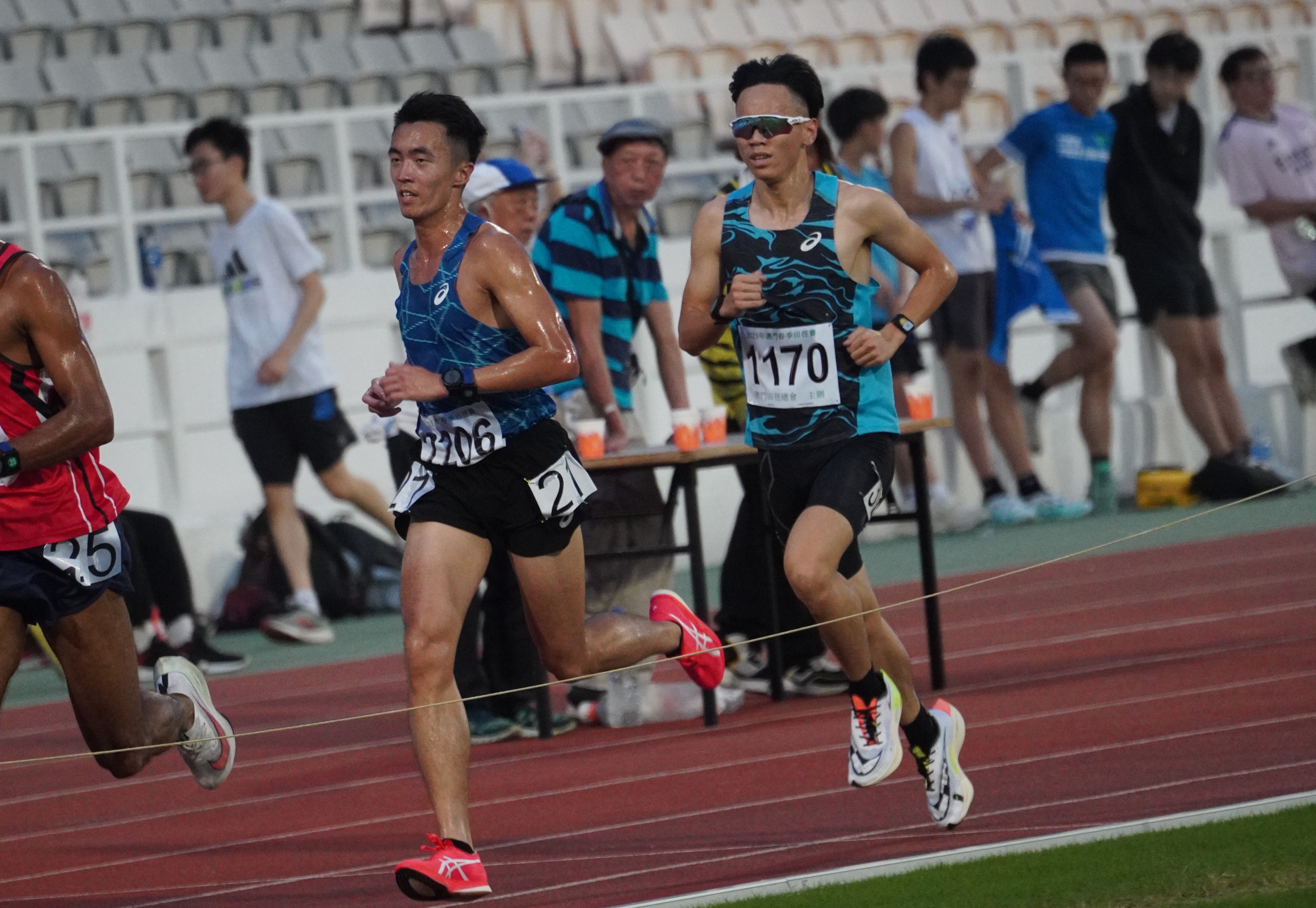 五千米賽事中後段由張浩揚與黃展華（圖右）兩人領放.JPG
