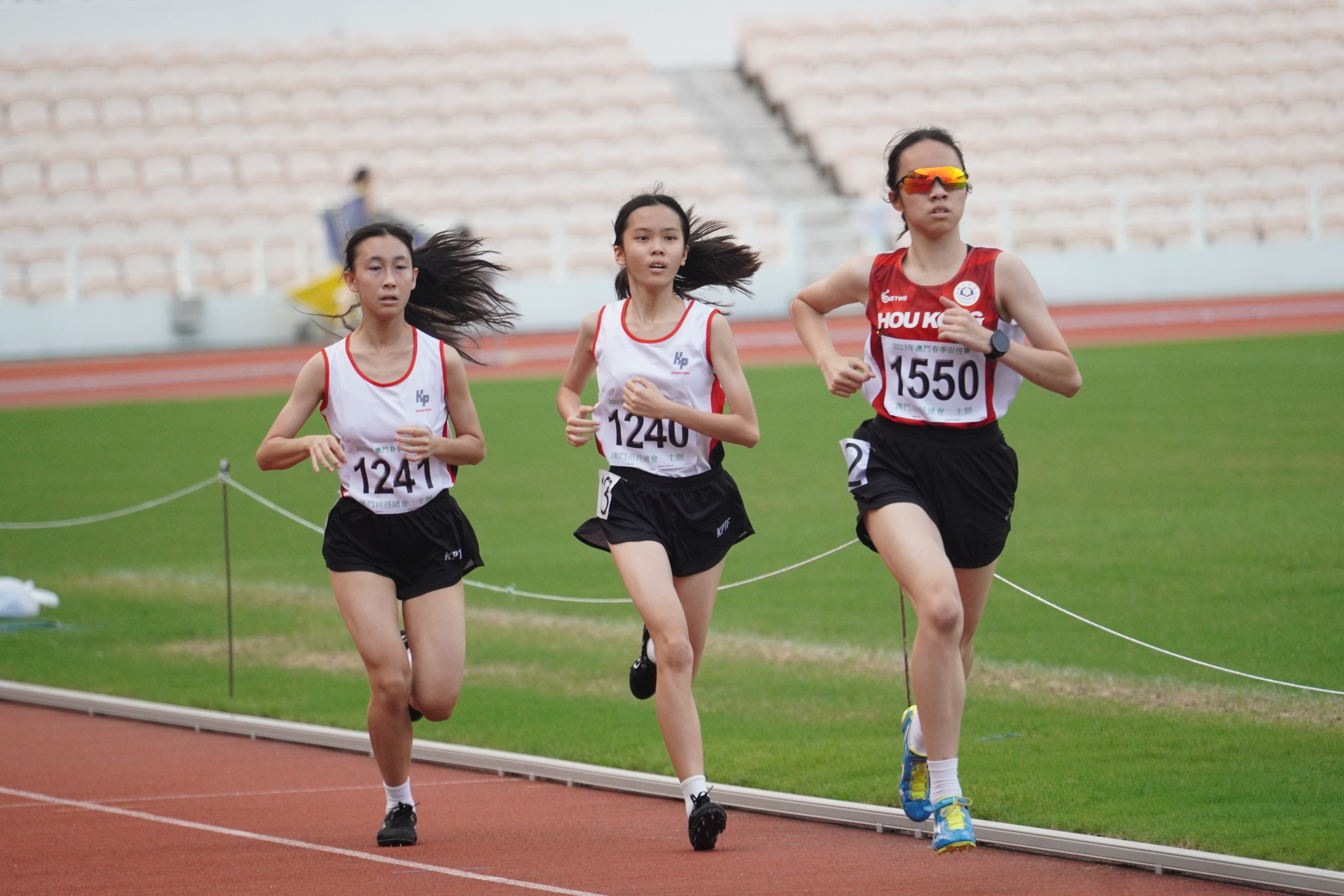梅綺琪（圖右）奪得女公八百米冠軍.JPG