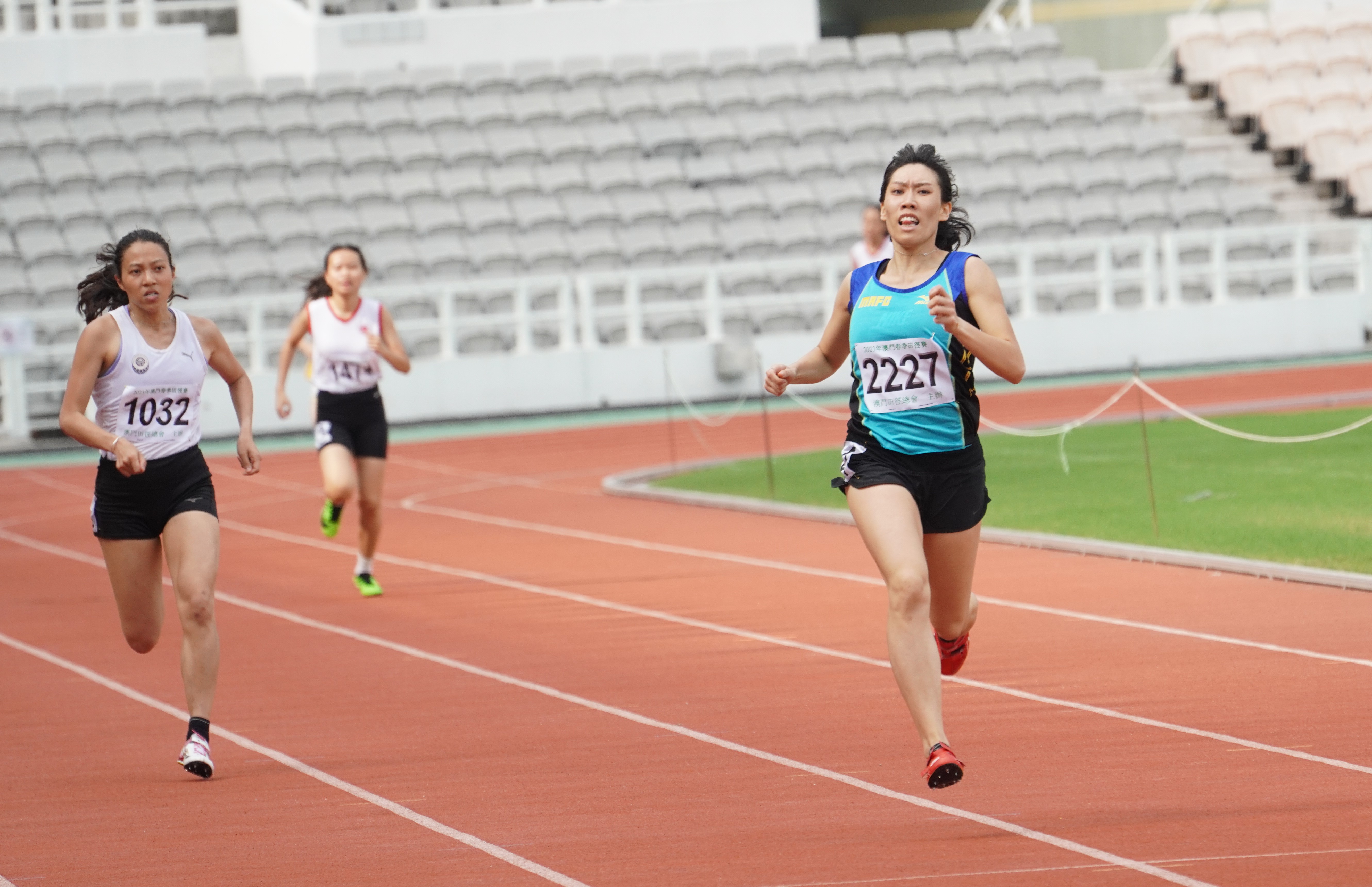 女公400米賽伍詠欣(圖右)奪冠.JPG