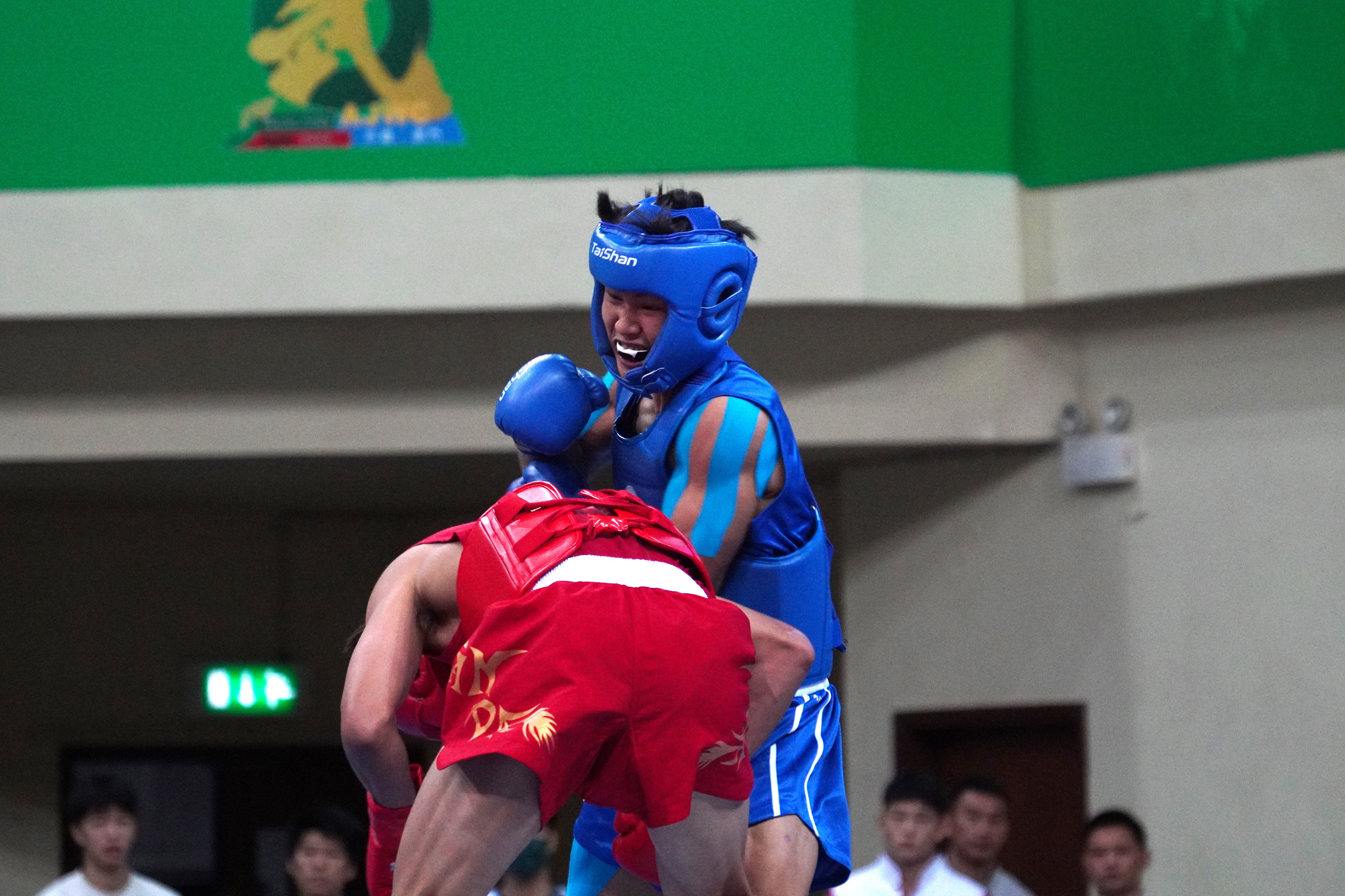 A11男子青年組65公斤級決賽郭墩鴻(藍方)憾負中國隊選手.JPG