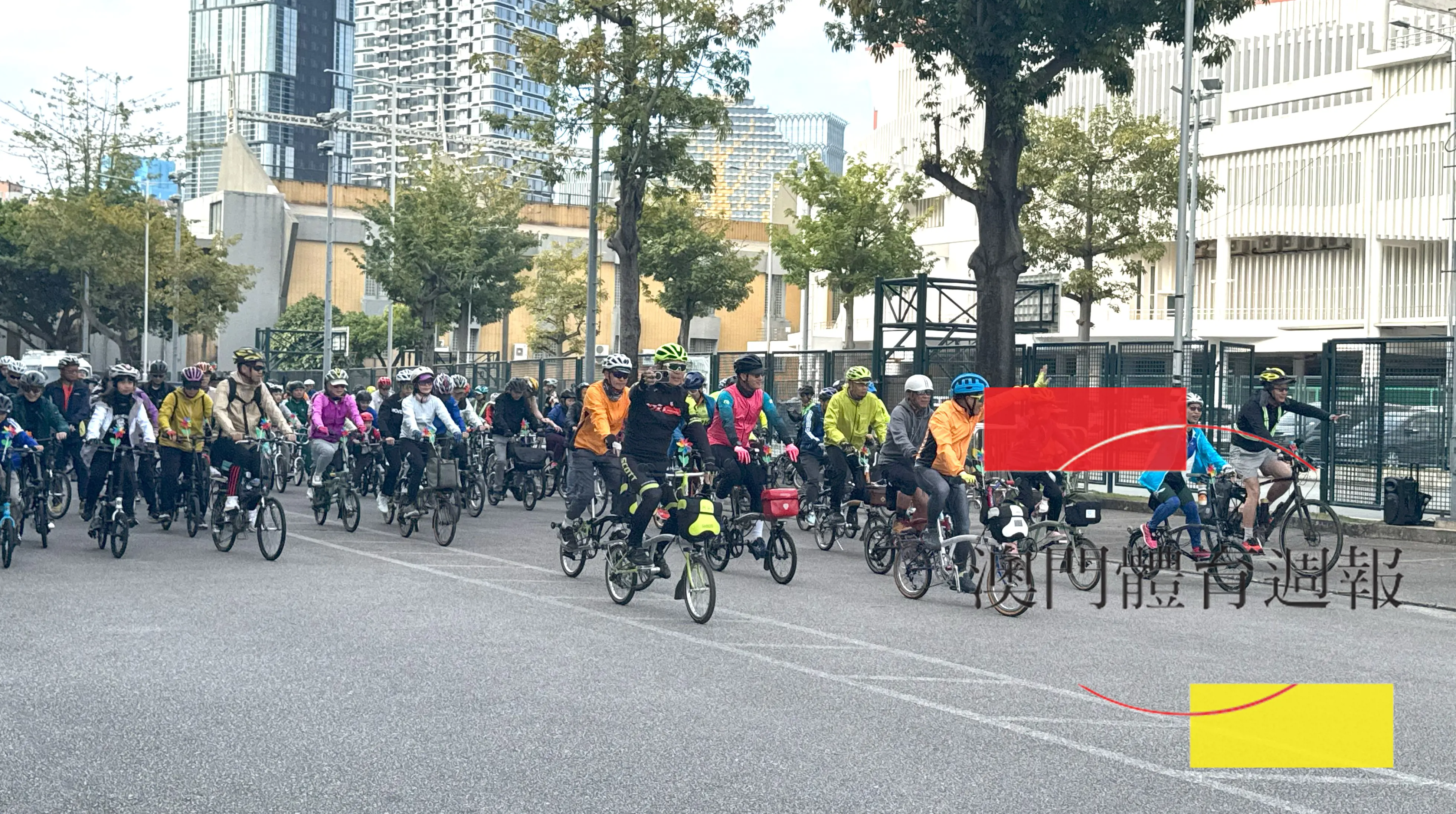 車隊於奧林匹克體育中心三人籃球場側空地浩浩蕩蕩浩出發．.jpg