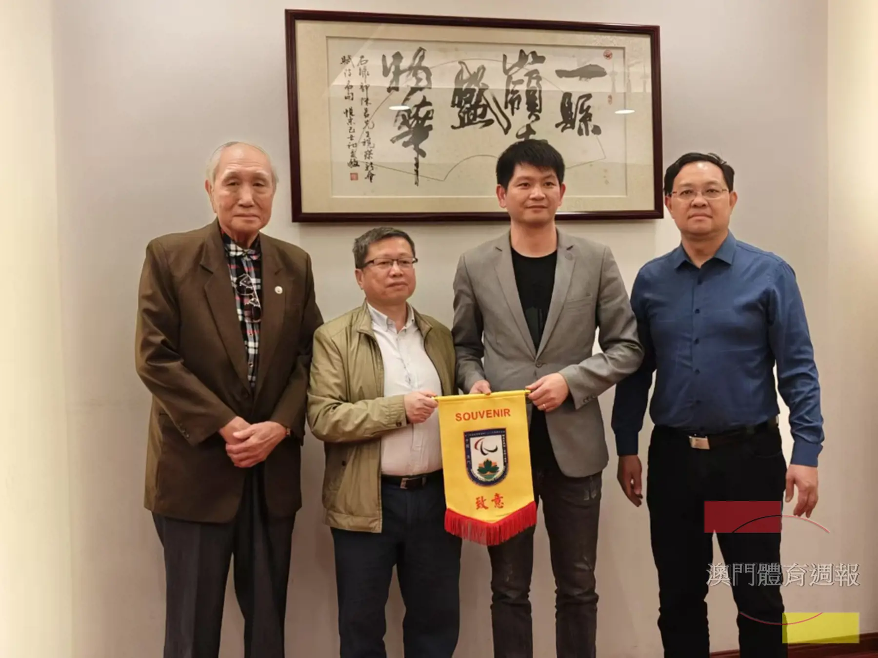 澳門、新會兩地領導人交換紀念品，期待薪火相傳，友誼長存.jpg