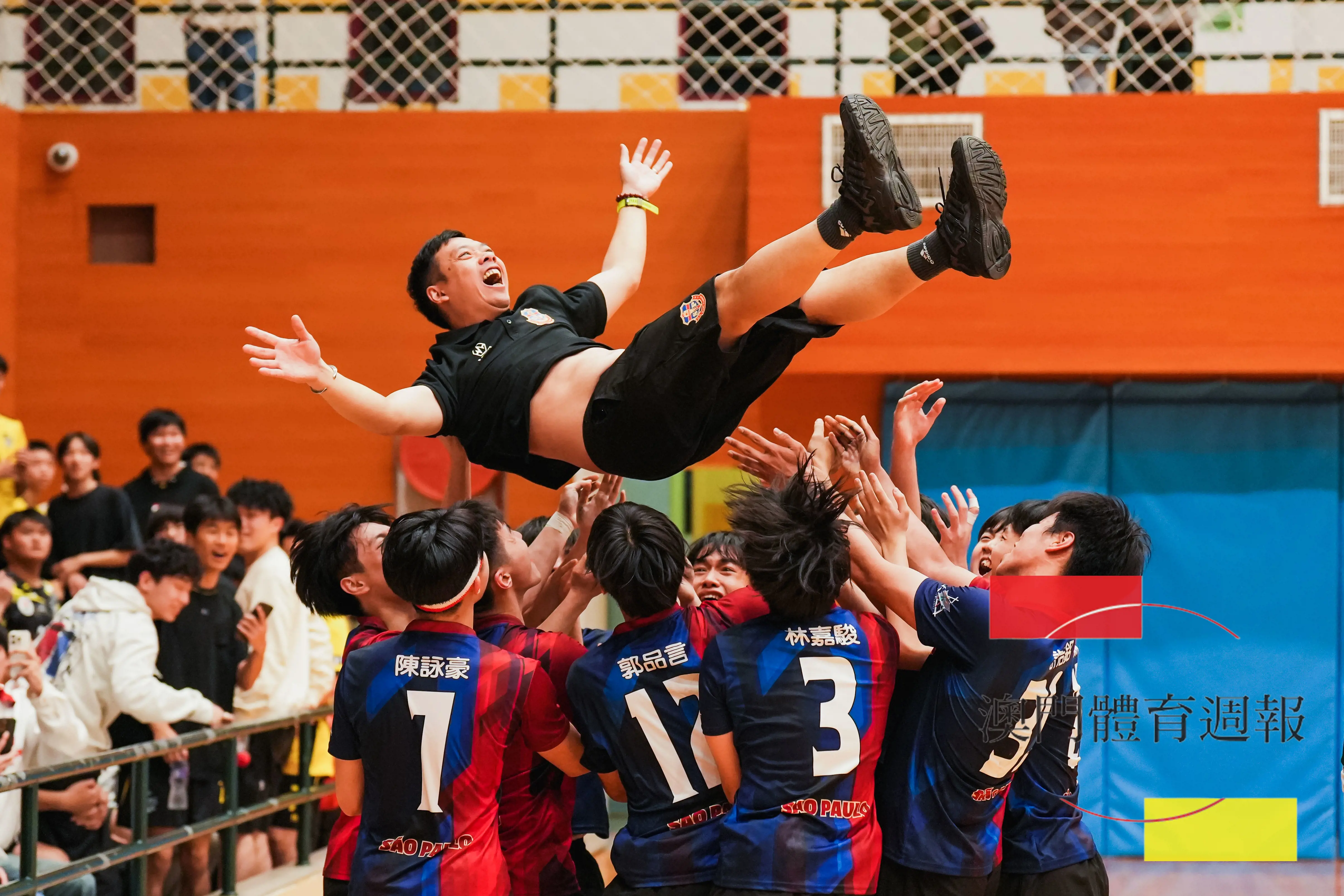 聖保祿球員奪冠後拋起教練慶祝.jpg