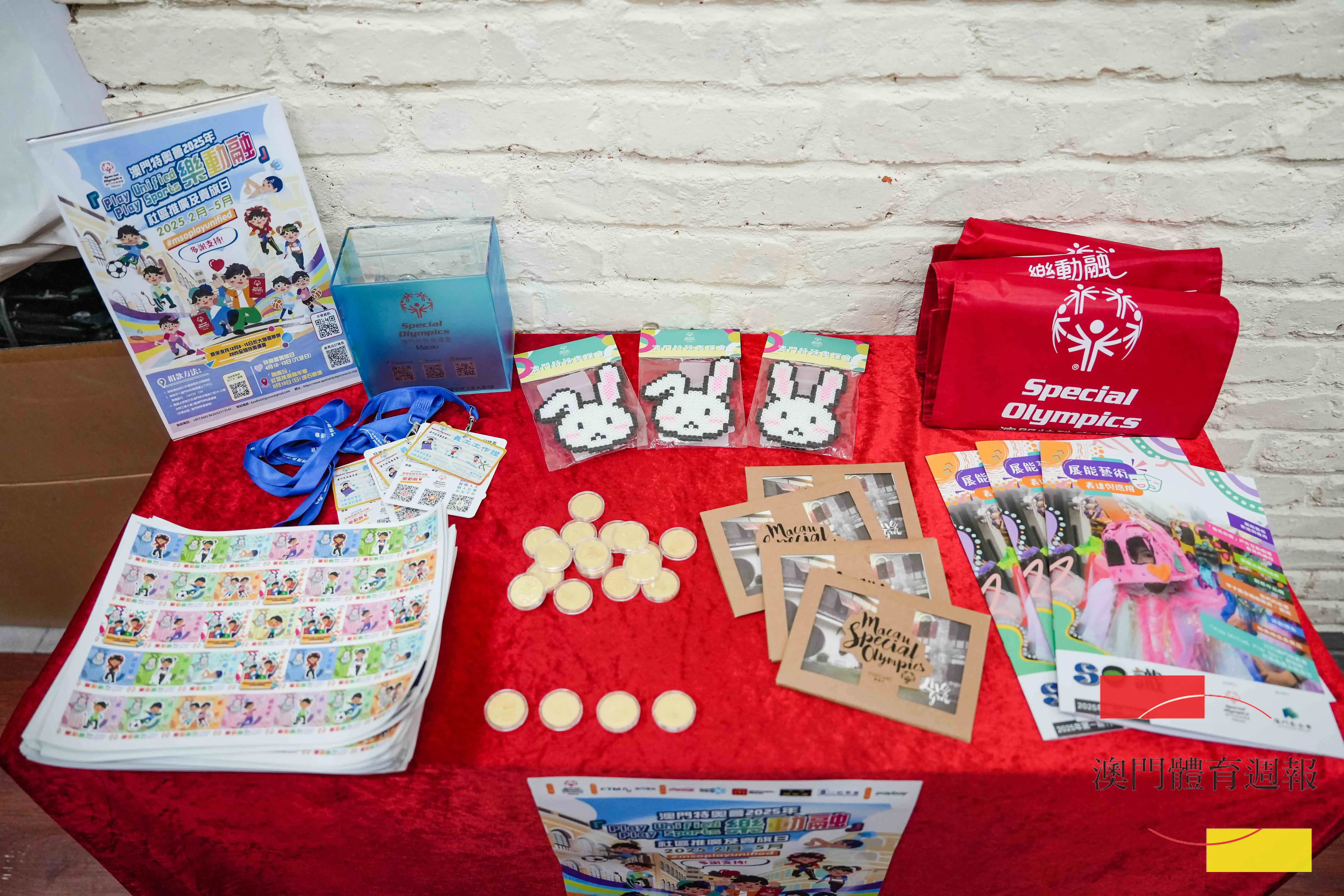 發佈會上展出部分義賣產品.jpg