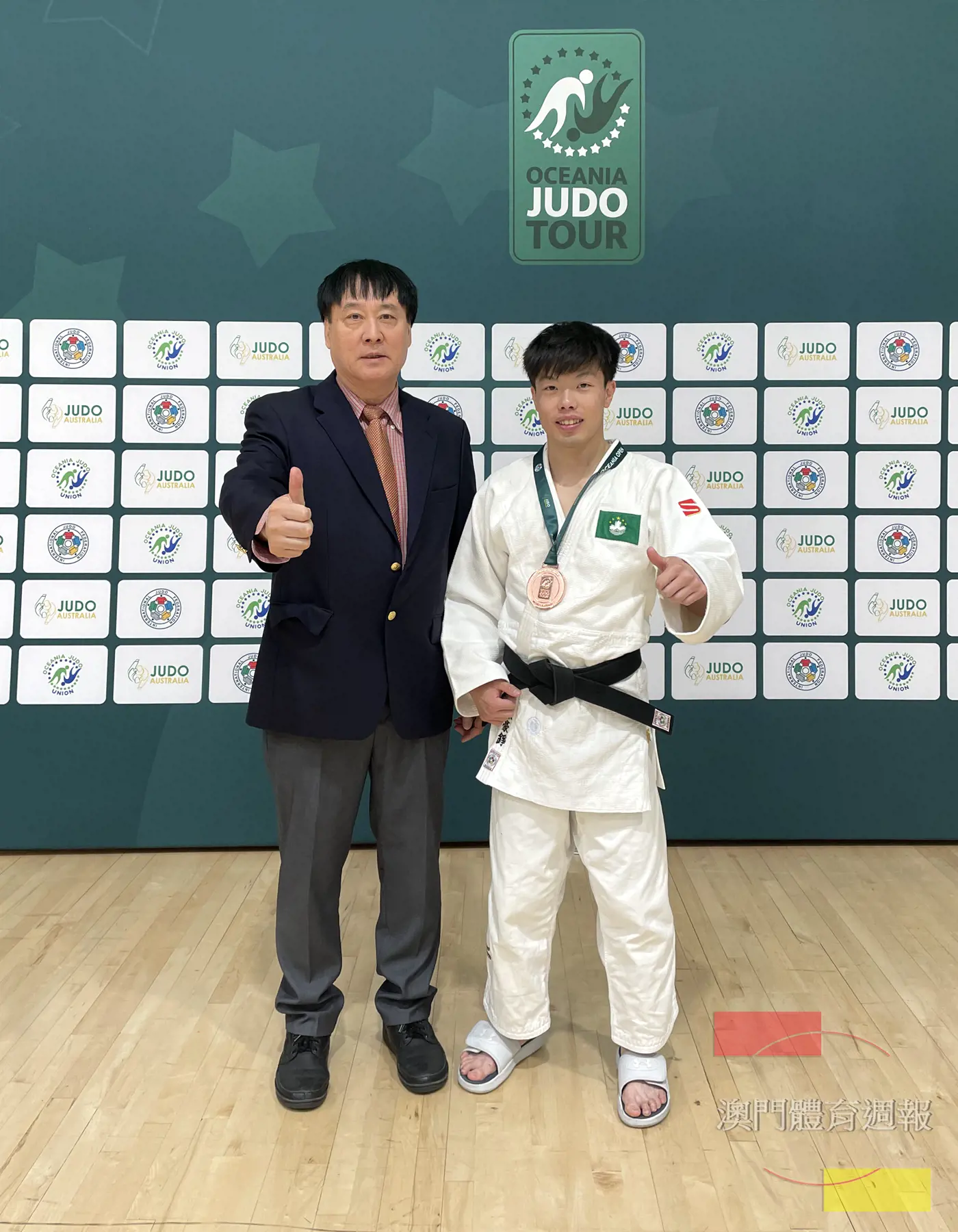 李沚賢（右）與教練俞定凱合影.jpg