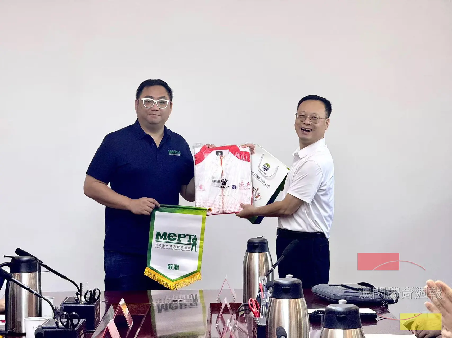 會長老傑龍與與陝西省體育局廖衛國處長互贈紀念品.jpg