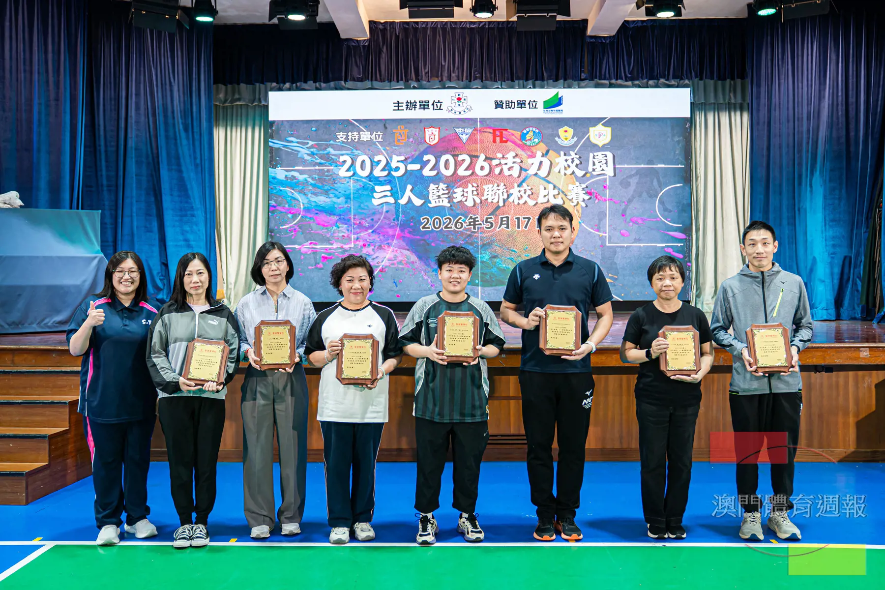 聖德蘭學校劉少華校長向參與學校致送紀念座.jpg