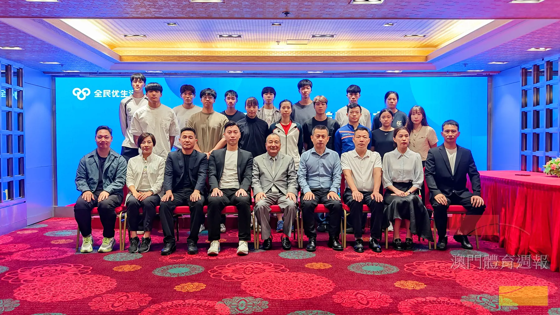 出席代表與運動員合影2.jpg