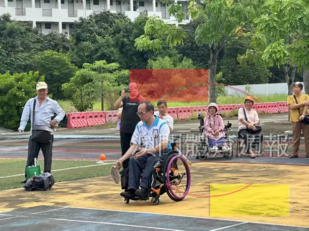 向參與者示範發球.jpg
