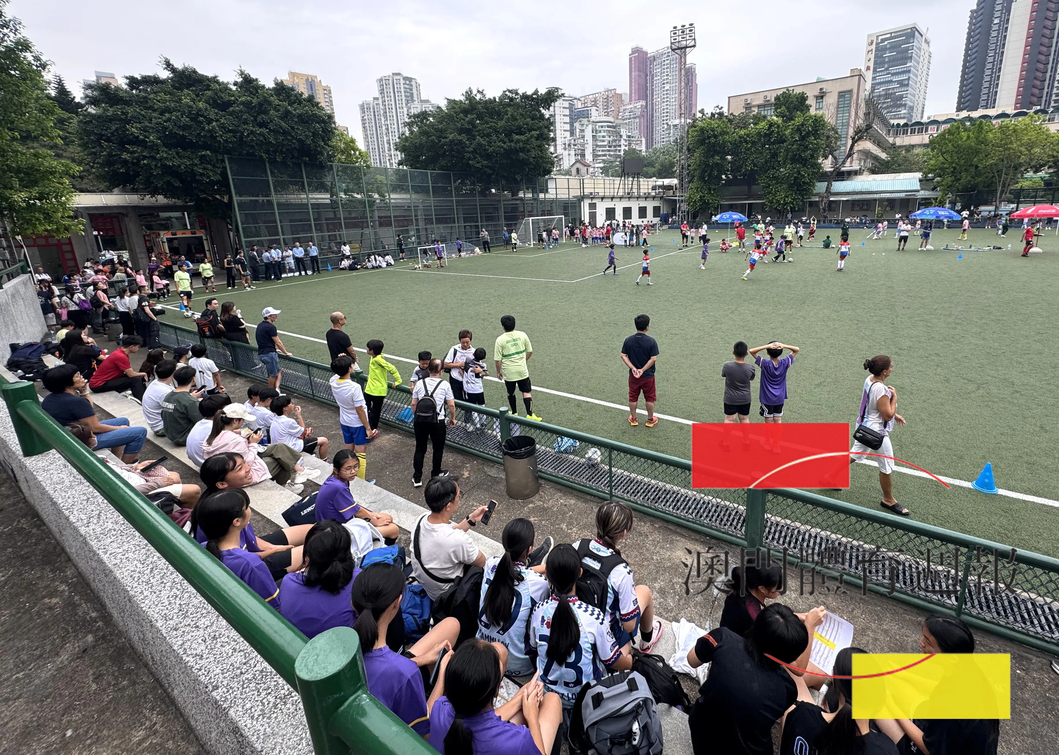 活動日在鮑思高足球場舉行，不少家長前來捧場。.jpg