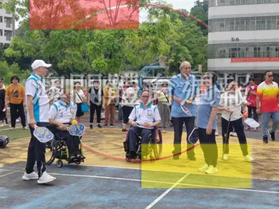澳殘奧會的教練和輪椅運動員向參與者解答匹克球的要領.jpg