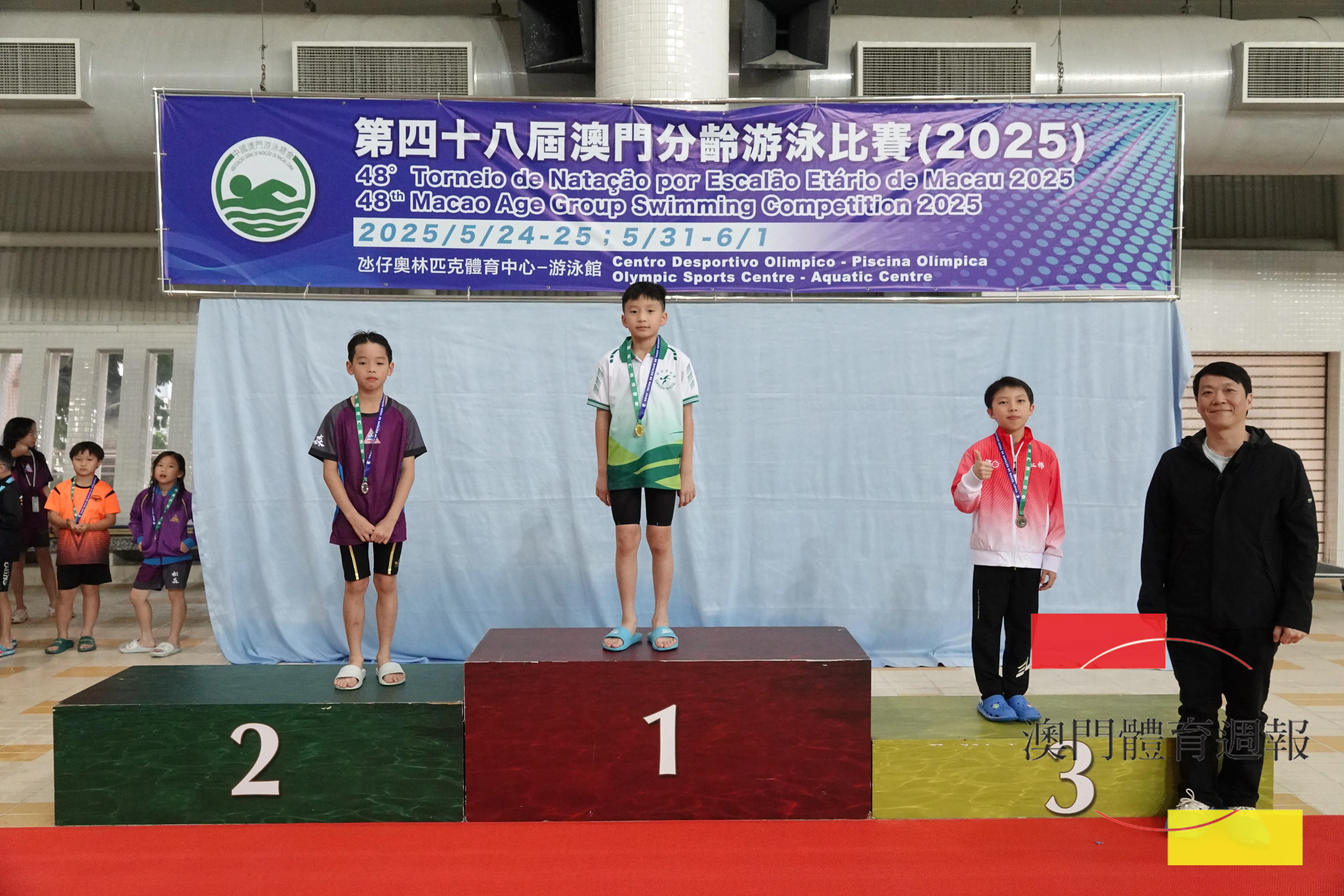 理事長賴百齡主頒獎.jpg