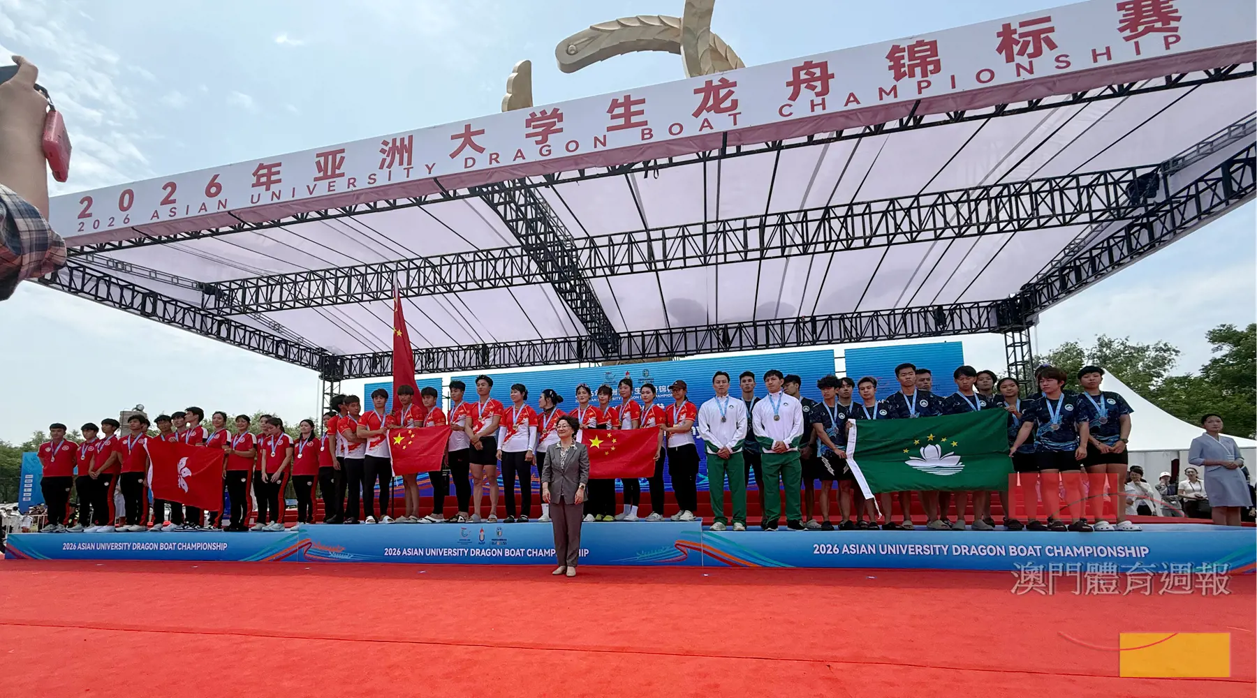 隊伍於混合組二百米站上季軍台階.jpg
