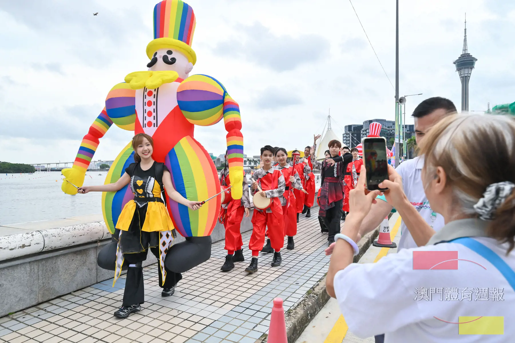 巡遊隊伍吸引沿途市民及旅客拍照留念.jpg