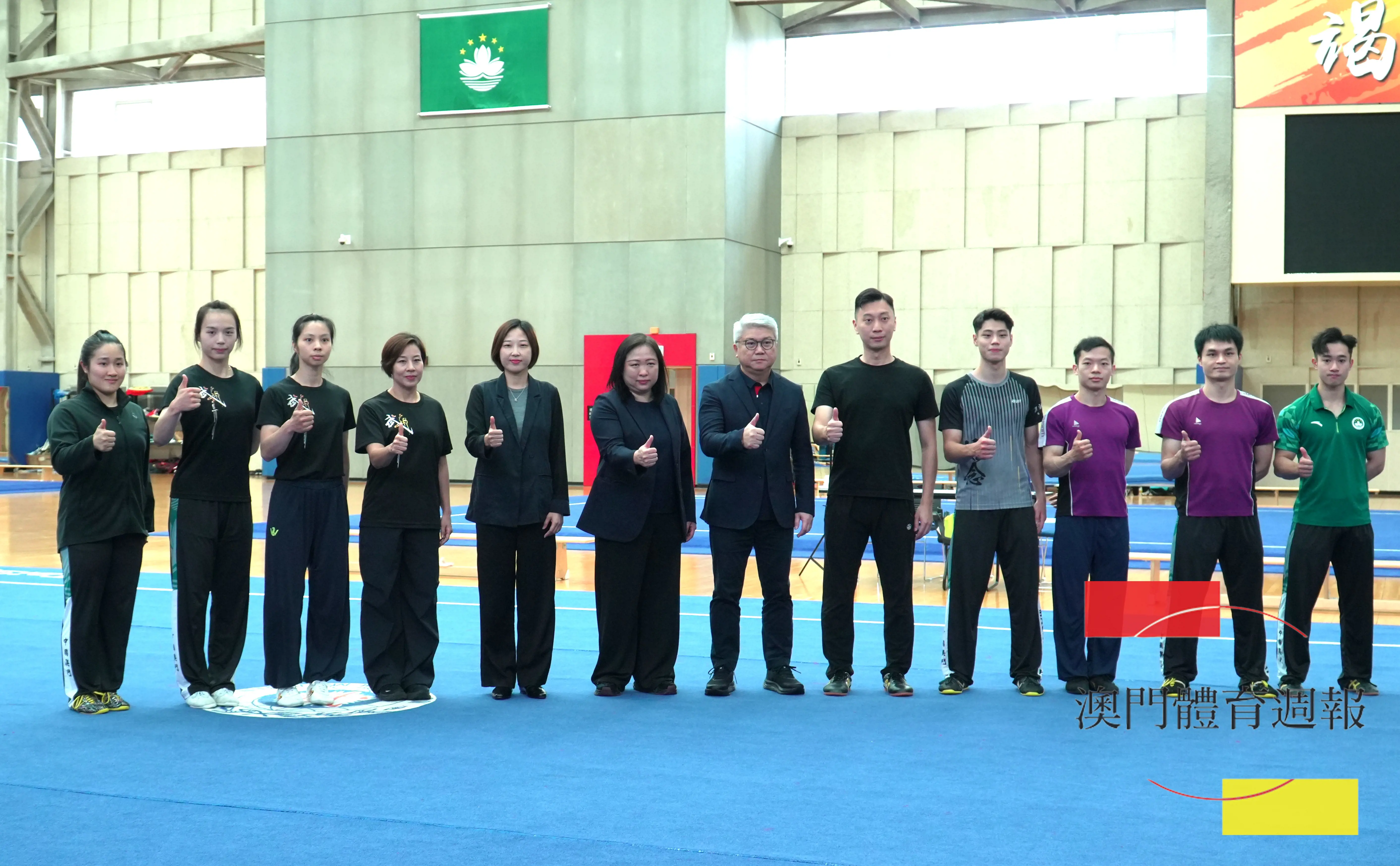 A1潘永權(右六)及李詩靈(右七)勉勵代表隊運動奮力拼搏，為個人、也為澳門代表團贏取榮譽。.JPG