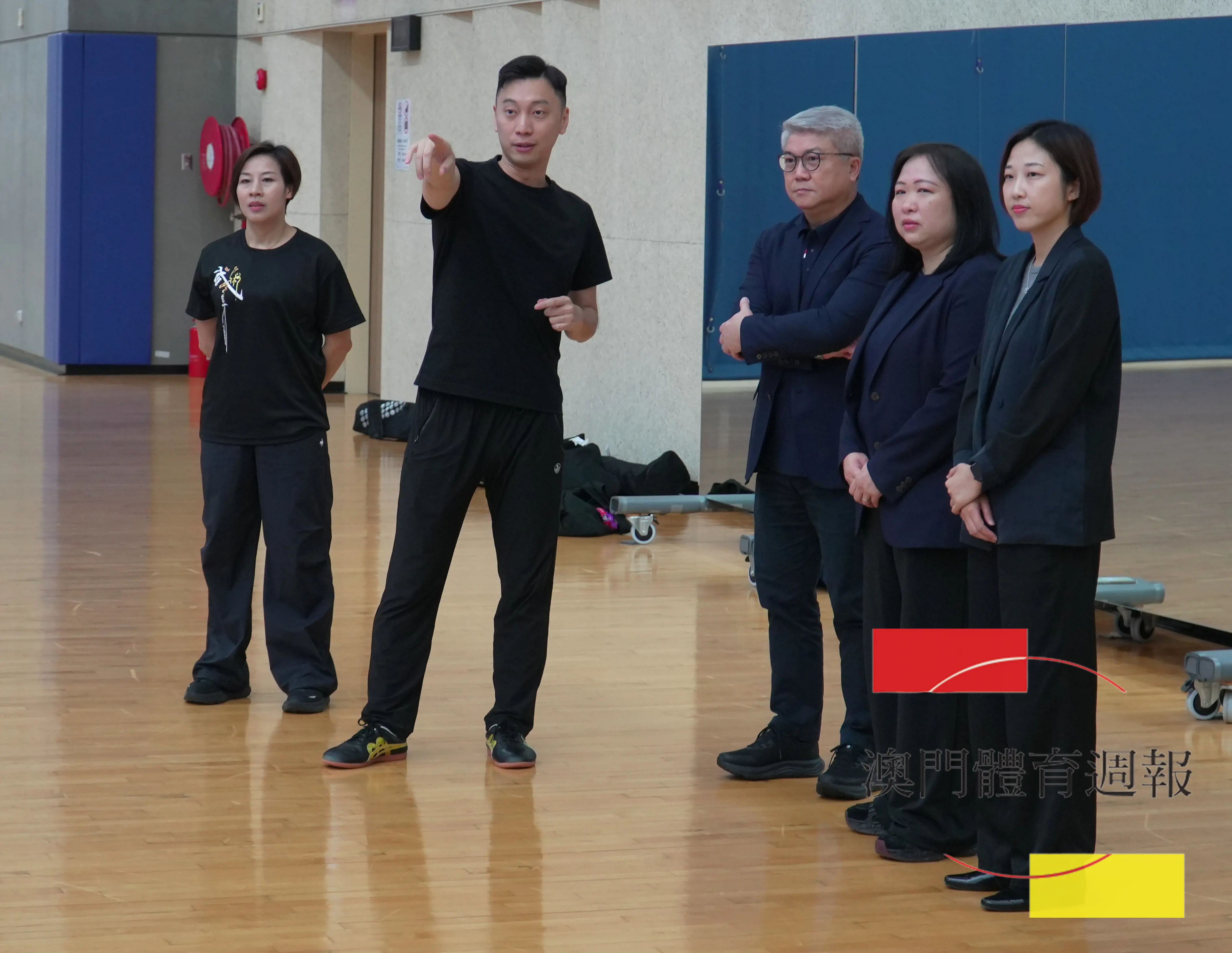 尤俊賢向到訪領導介紹運動員集訓情況.JPG