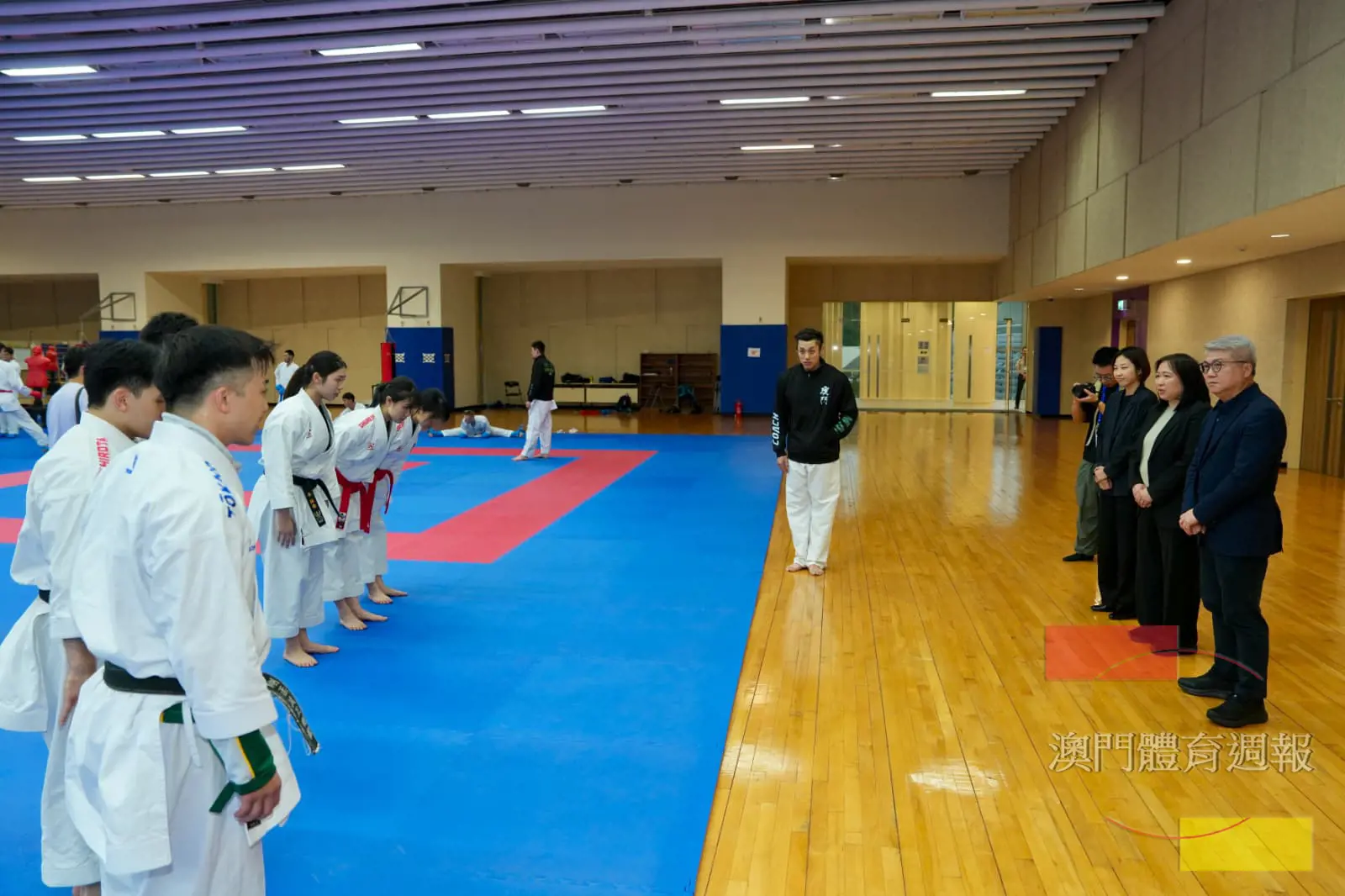 現場勉勵澳門空手道代表隊成員全力以赴、展示澳門體育精神．.jpeg