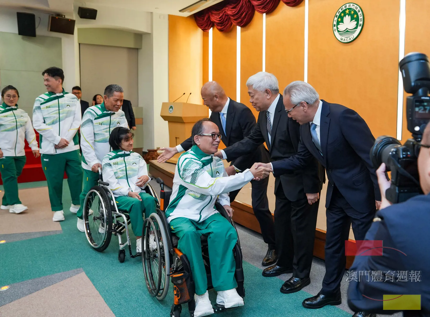 岑浩輝鼓勵殘疾運動員賽出風采.jpg