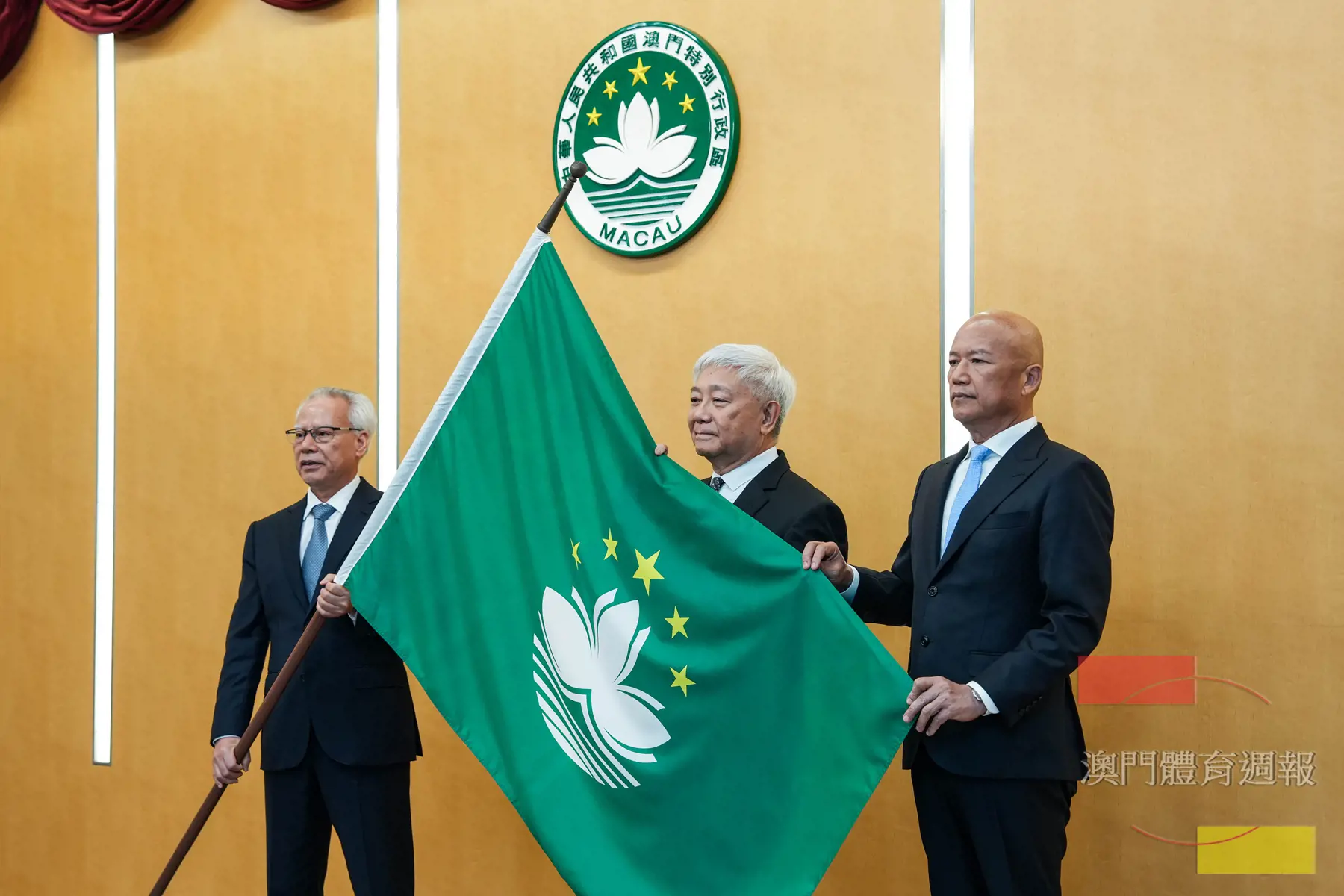 行政長官岑浩輝（左）向澳門體奧會理事會主席陳澤武（中）及澳門殘奧委會會長陳明金授旗.jpg