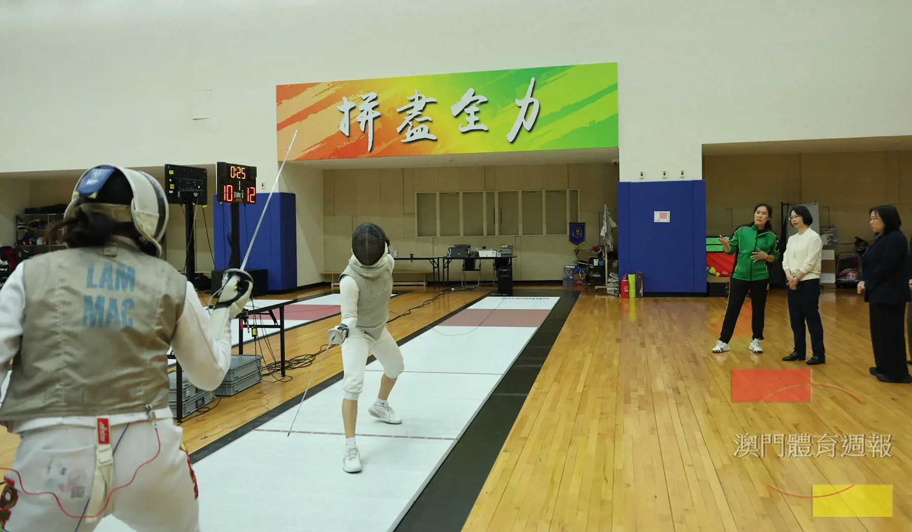 柯嵐在運動員培訓及集訓中心觀看運動員備戰情況.jpeg