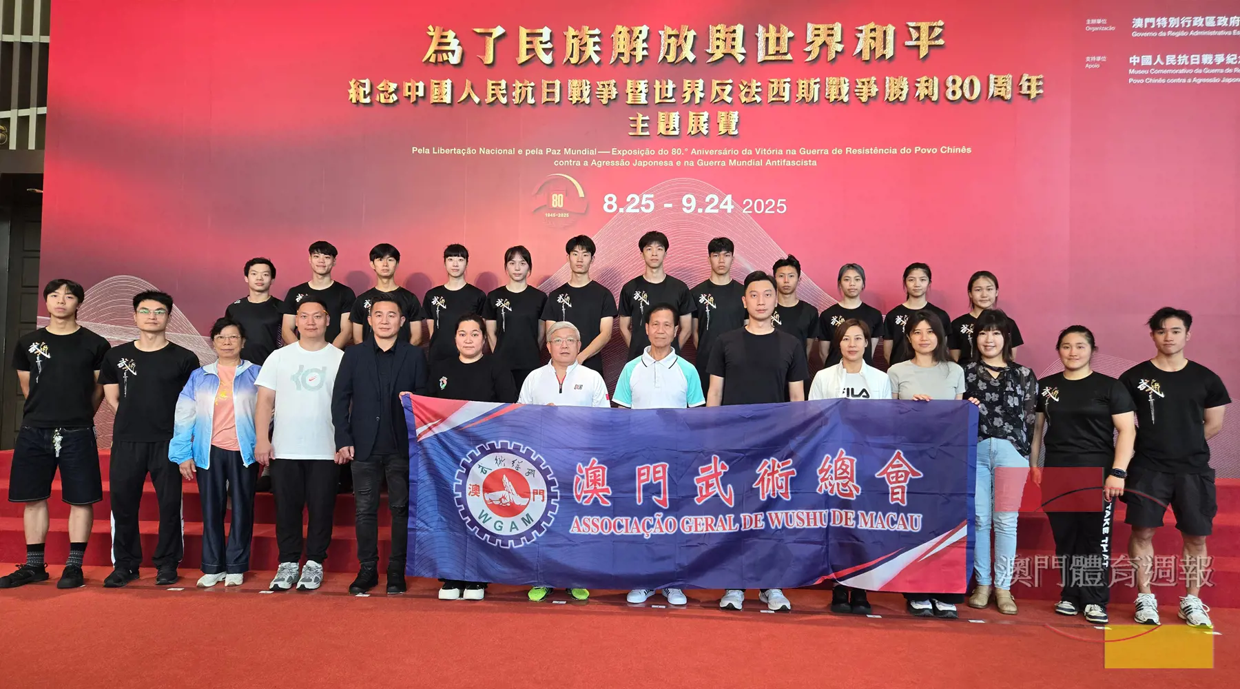 武總參觀抗戰勝利展.jpg